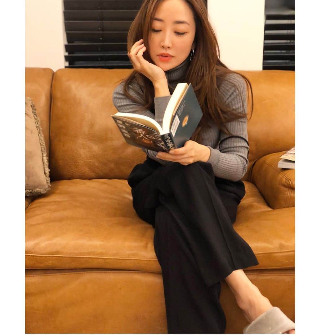 神崎恵さんのインスタグラム写真 - (神崎恵Instagram)「今日は、　@mimollet の撮影でした。 私服の特集。 今の気分の服とメイク。 クローゼットから選んだ服はハンサムめの服が多くて。 うん。まさに、そんな気分の今です。 またご報告させてください😌 新しい本。 「クスノキの番人」 本て楽しい。 息子が撮ってくれた写真。 2枚目、なんかキザキザキザ🙈🙈🙈 #クスノキの番人」3月30日 21時44分 - megumi_kanzaki