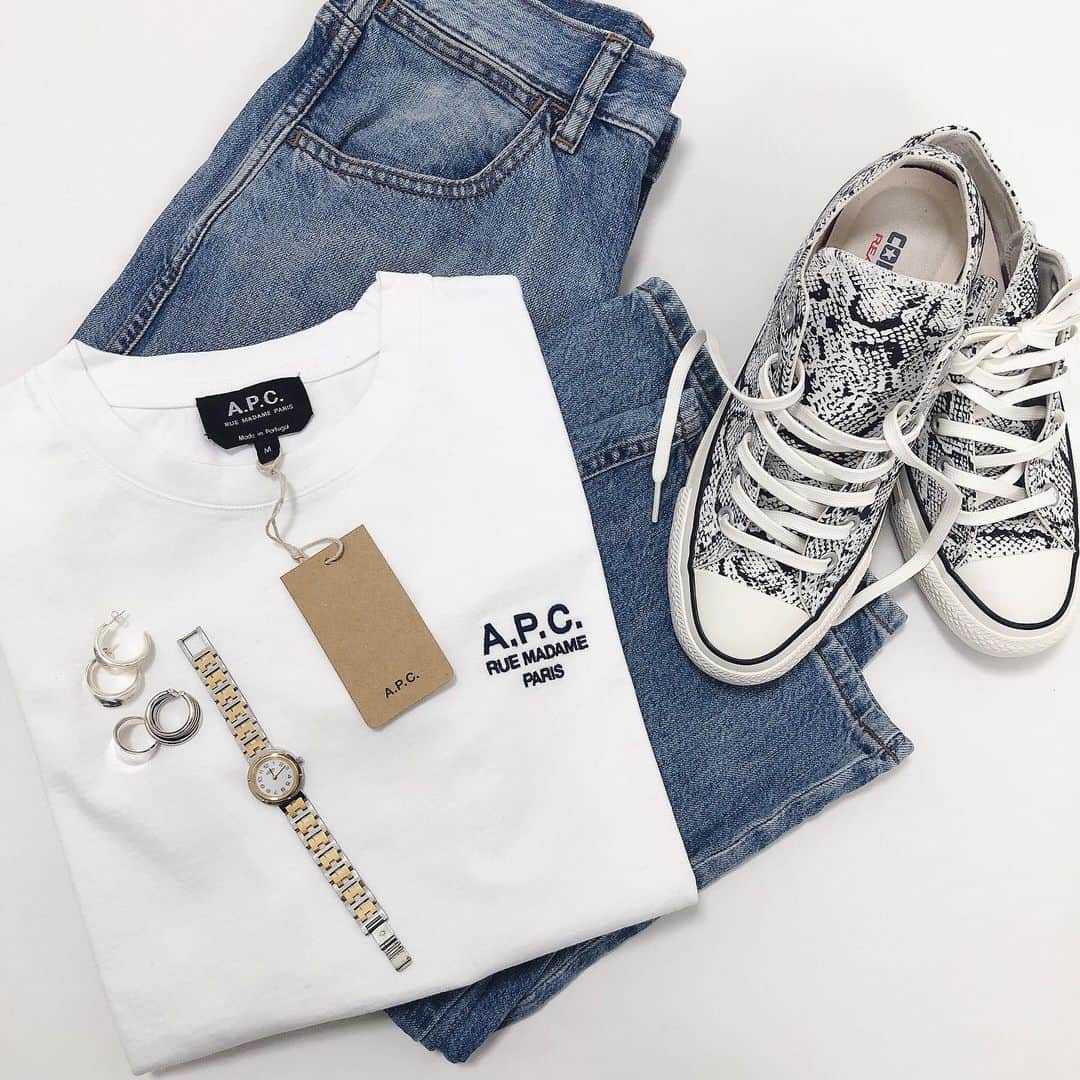 Miyoのインスタグラム：「2020.3.30 ・ 初　@apc_paris　❤︎ 控えめなロゴが可愛い☺️ レディースのMサイズを購入しました👌🏻 ・ 締め付け感がちょうどいい @gyugyugyu_lme ♡ 通気性抜群だから全然蒸れないのでオールシーズン使えます✨ 165cm(産前のボトムスMサイズ)でMサイズがちょうどいい感じでした☺️ 夏までにくびれを復活できるように頑張るぞ✊🏻 ・  #APC#アーペーセー#購入品#Tシャツ#ロゴT#デニム#ユニクロ#UNIQLO#UNIQLOU#時計#HERMES#アクセサリー#楽天#シルバーアクセ#スニーカー#converse#コンバース#パイソン柄#スニーカー好き#スニーカー集め#ファッション#置き画#置き画くら部#足元倶楽部#カジュアル#シンプル#骨盤ショーツ#ギュギュギュ#骨盤矯正#産後ダイエット」