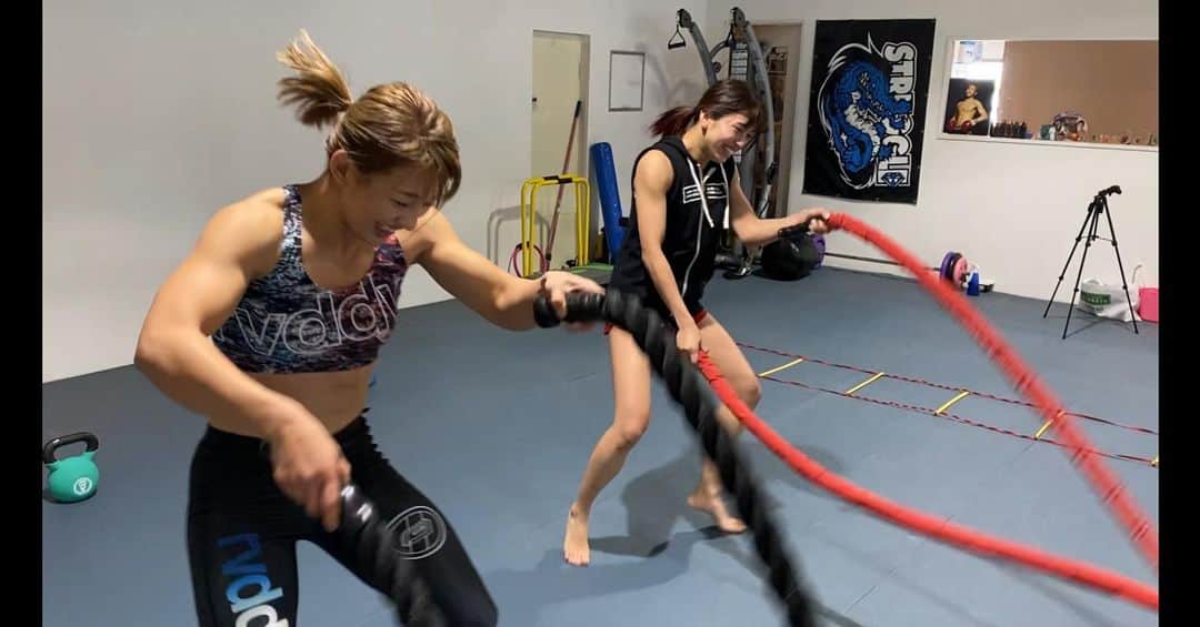 杉山しずかのインスタグラム：「train with professional kick boxer @panchanrina  now stay but move on in your mind with us!  #training  #RIZIN #battleropes #dontpanic  #entertainment  #youtuber #youtube #筋肉女子 #rvddw」