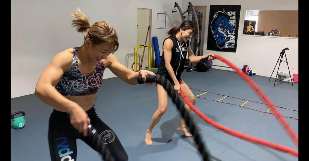 杉山しずかさんのインスタグラム写真 - (杉山しずかInstagram)「train with professional kick boxer @panchanrina  now stay but move on in your mind with us!  #training  #RIZIN #battleropes #dontpanic  #entertainment  #youtuber #youtube #筋肉女子 #rvddw」3月30日 21時51分 - shizukasugiyama0211