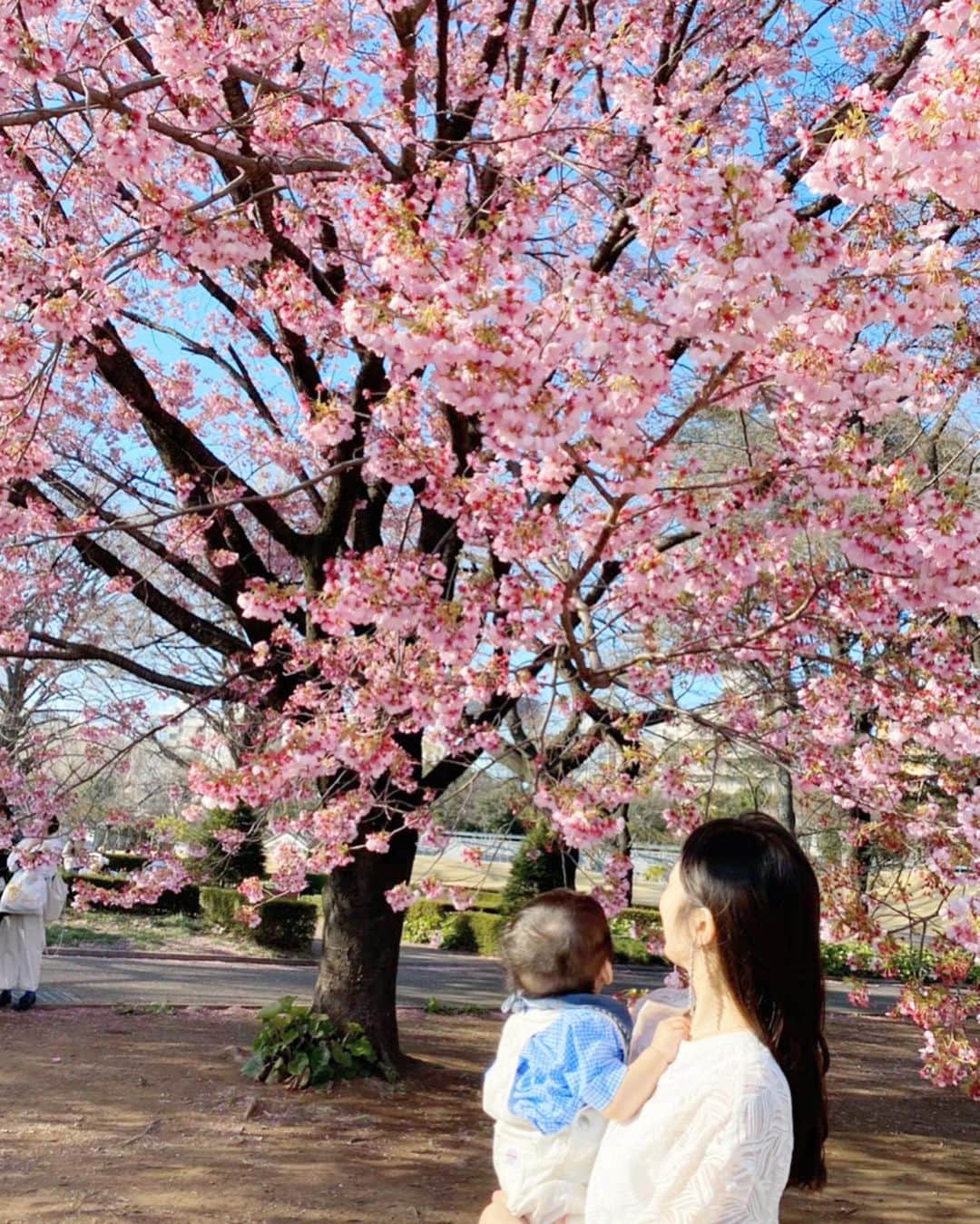 越馬千春さんのインスタグラム写真 - (越馬千春Instagram)「. . (写真は少し前のものです。) .  息子が歩いたことが本当に嬉しかったこの日😌💕 . . . . 普通の生活が出来ることが どんなに幸せなことか。 家族や友達と話しています。 . 悲しいニュースが増えています。 いま自分が出来ること 家族や大切な人、友達を守ること。 微力ですが出来る事をしないと。 . #男の子ママ #男の子ママ#ベイビー#👶#赤ちゃん#babyboy#赤ちゃんのいる生活 #ママライフ #2020年桜 #桜#sakura#👨‍👩‍👦#cherryblossom#🌸#sakura」3月30日 21時56分 - chiharukoshiba