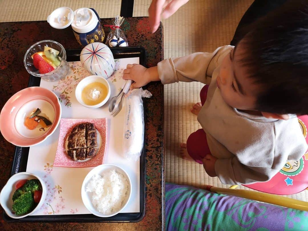 本多真弓さんのインスタグラム写真 - (本多真弓Instagram)「福島・会津旅行の記録① . . 宿泊したのは会津若松にある東山温泉の入口、瀧の湯さん。 赤ちゃんプランに惹かれて決めて、 正解だったと思います🥺 . . 【立地が最高】 お部屋から伏見ヶ滝や能舞台が見える景色に子供大喜び。 息子は滝を初めて見てなぜか「あめ！あめ！あめ！(滝なのに)」「おそと！おそと！(外が見たい)」「がおー！(岩がライオンに見えたらしい)」と興奮😂大人も大きな窓から望む開放的な緑の風景や川の音にはたいそう癒された。 . . 【お部屋食】 夕飯はお部屋で会津の郷土料理などを堪能でき、子供用に幼児食も。(それにしても旅館で必ず出てくる火をつけるお鍋、小さい子供がいるとちょっと怖い)。朝食はバイキングで、つきたてのお餅や喜多方ラーメンが食べられたのも個人的に嬉しかった👍くるみのお餅が甘くて美味しくて何回もおかわりしたなぁ🤤♡ . . 【貸し切り風呂】 洗い場もある温泉を家族だけで楽しめたのが有り難かった！ベビーベッドや子供用ソープ、お風呂にはおもちゃも沢山置いてありました。息子はアンパンマンの椅子に座ったり(完全なる私のサポートのもと)お風呂にダイブしたりしてはしゃいで楽しんでたみたいだった😆温泉もお肌がしっとりしてよかった♨️ . . つづく . . #福島 #会津 #会津若松 #東山温泉 #瀧の湯 #庄助の宿瀧の湯  #旅館 #子連れ旅行 #子連れ旅 #赤ちゃん連れ旅行  #旅スタグラム #1才5ヶ月 #1yearold #fukushima  #aizu  #aizuwakamatsu」3月30日 21時56分 - mayumi_h_i