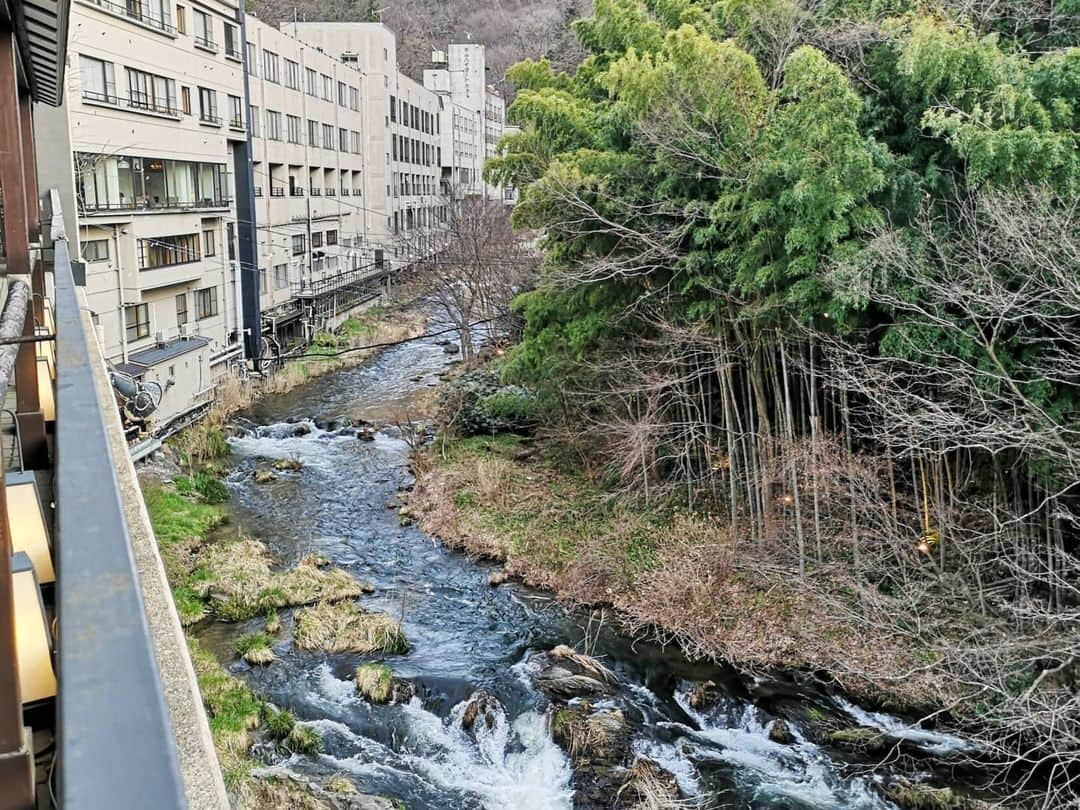 本多真弓さんのインスタグラム写真 - (本多真弓Instagram)「福島・会津旅行の記録① . . 宿泊したのは会津若松にある東山温泉の入口、瀧の湯さん。 赤ちゃんプランに惹かれて決めて、 正解だったと思います🥺 . . 【立地が最高】 お部屋から伏見ヶ滝や能舞台が見える景色に子供大喜び。 息子は滝を初めて見てなぜか「あめ！あめ！あめ！(滝なのに)」「おそと！おそと！(外が見たい)」「がおー！(岩がライオンに見えたらしい)」と興奮😂大人も大きな窓から望む開放的な緑の風景や川の音にはたいそう癒された。 . . 【お部屋食】 夕飯はお部屋で会津の郷土料理などを堪能でき、子供用に幼児食も。(それにしても旅館で必ず出てくる火をつけるお鍋、小さい子供がいるとちょっと怖い)。朝食はバイキングで、つきたてのお餅や喜多方ラーメンが食べられたのも個人的に嬉しかった👍くるみのお餅が甘くて美味しくて何回もおかわりしたなぁ🤤♡ . . 【貸し切り風呂】 洗い場もある温泉を家族だけで楽しめたのが有り難かった！ベビーベッドや子供用ソープ、お風呂にはおもちゃも沢山置いてありました。息子はアンパンマンの椅子に座ったり(完全なる私のサポートのもと)お風呂にダイブしたりしてはしゃいで楽しんでたみたいだった😆温泉もお肌がしっとりしてよかった♨️ . . つづく . . #福島 #会津 #会津若松 #東山温泉 #瀧の湯 #庄助の宿瀧の湯  #旅館 #子連れ旅行 #子連れ旅 #赤ちゃん連れ旅行  #旅スタグラム #1才5ヶ月 #1yearold #fukushima  #aizu  #aizuwakamatsu」3月30日 21時56分 - mayumi_h_i