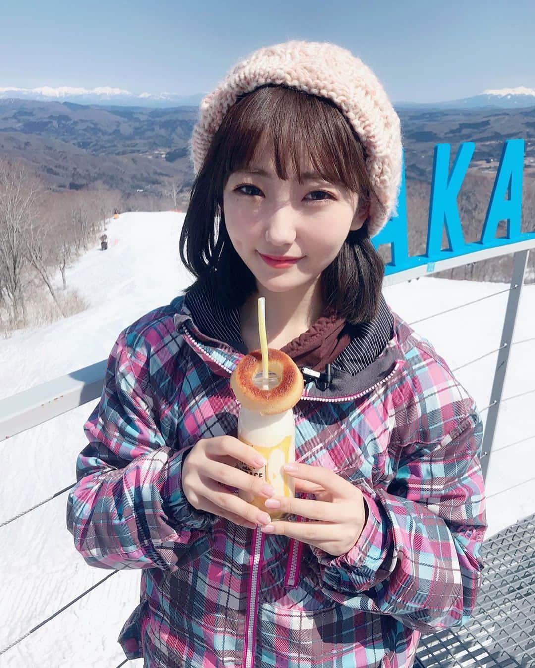 夏川愛実のインスタグラム：「﻿ ﻿ ﻿ スノボの時の💓﻿ ﻿ 山頂のカフェは﻿ ありえんくらい最高でした…😌﻿ ﻿ ﻿ #スノボ#スノボ女子#スノボー女子#高鷲スノーパーク﻿ #スキー#スキー場#ゲレンデマジック#とは﻿ #雪#ニット帽#スキーウェア#スノボー#カフェ﻿ ﻿ ﻿」
