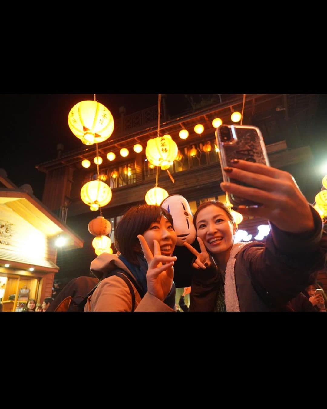 佐藤あり紗さんのインスタグラム写真 - (佐藤あり紗Instagram)「🇹🇼#過去投稿 . . ヘアーメイク&わたしのマネージャーを してくださったみっぽさん💕 . 朝早くから遅くまでわたしより睡眠時間短かったと思う💤 2人とも帰ってから時差ボケで 寝れなーいっ!のやり取りだったのは🤫 . . 細かいところまで妥協しない！ 自分の世界観をしっかり持ってるお姉さん💄 皆さんみっぽさんにヘアメイクしてもらってください(*´ω｀*) . ☆出会いに感謝☆ . #ツアーウェーブ #メイク　#メイクさん　#ヘアメイク #おしゃれ　#お洒落　#お団子　#ヘアースタイル　#メイク #バレーボール　#アスリート　#CM #CM撮影 #佐藤あり紗」3月30日 22時00分 - arisa_chu