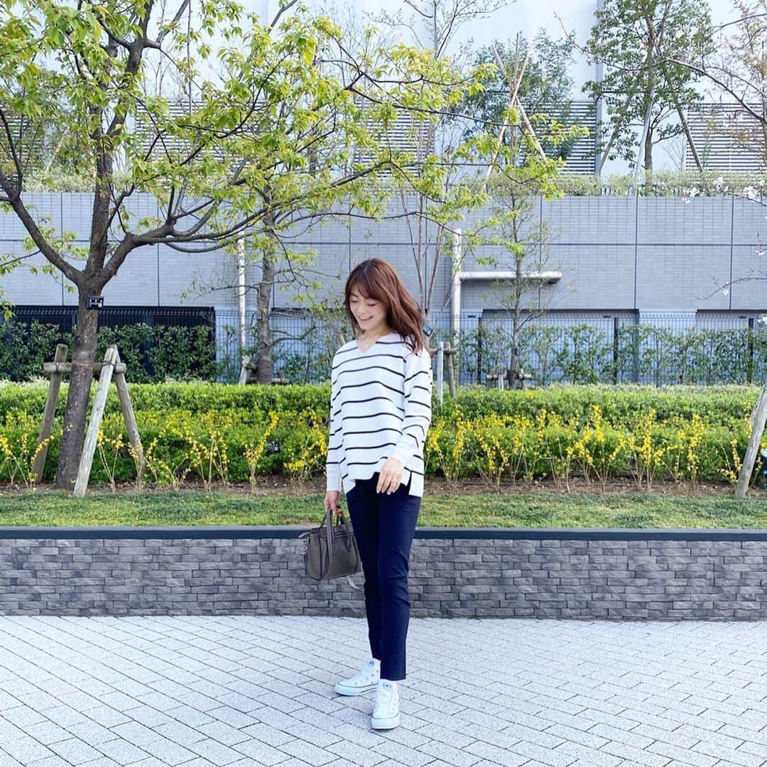 アレルギーナビゲーター 細川真奈 ❤さんのインスタグラム写真 - (アレルギーナビゲーター 細川真奈 ❤Instagram)「. 少し前までは いつでも #ピンヒール派👠 でしたが、妊娠してから最近は スニーカーやフラットシューズを集めてます👟✨ . knit・shoes #plst pants #doublestandardclothing ※先日のコーディネートです。 . PLST @plst_official で購入したコンバース @converse_jp のスニーカーは 紐で結ぶタイプではなくスリッポンタイプなので、 大きくなってきたお腹が圧迫することなく脱ぎ剥ぎできて有難いです🤰👟💕 . . #コンバース女子 #コンバース白 #converse #コーディネート #マタニティコーデ #マタニティーコーデ #マタニティコーディネート #妊婦コーデ #パンツコーデ #スニーカーコーデ #マタニティライフ #マタニティ生活 #プレママ #プレママさんと繋がりたい #初マタ #マタニティ記録」3月30日 22時05分 - manahosokawa
