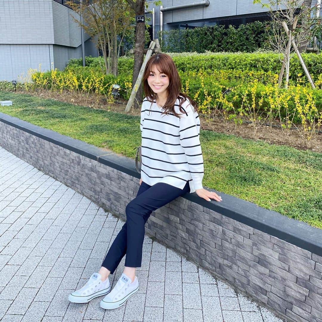 アレルギーナビゲーター 細川真奈 ❤さんのインスタグラム写真 - (アレルギーナビゲーター 細川真奈 ❤Instagram)「. 少し前までは いつでも #ピンヒール派👠 でしたが、妊娠してから最近は スニーカーやフラットシューズを集めてます👟✨ . knit・shoes #plst pants #doublestandardclothing ※先日のコーディネートです。 . PLST @plst_official で購入したコンバース @converse_jp のスニーカーは 紐で結ぶタイプではなくスリッポンタイプなので、 大きくなってきたお腹が圧迫することなく脱ぎ剥ぎできて有難いです🤰👟💕 . . #コンバース女子 #コンバース白 #converse #コーディネート #マタニティコーデ #マタニティーコーデ #マタニティコーディネート #妊婦コーデ #パンツコーデ #スニーカーコーデ #マタニティライフ #マタニティ生活 #プレママ #プレママさんと繋がりたい #初マタ #マタニティ記録」3月30日 22時05分 - manahosokawa