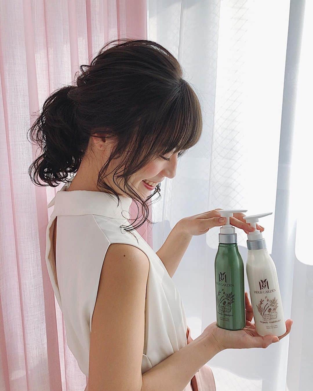 伊藤沙織のインスタグラム：「季節の変わり目でヘアのダメージやパサつきがいつも気になっていました🥺 以前も使っていた @herbgarden_organic のシャンプートリートメントは、洗い上がりがしっとりでまとまりやすいのでアレンジもしやすい気がします🥰💕 ベースはオーガニックハーブティーを使用していて、お肌と同じアミノ酸の洗浄成分も入っているので髪や頭皮に優しいのに皮脂や汚れをしっかり落としてくれます🧴 コンディショナーは頭皮に馴染ませ、ヘッドマッサージクリームとしても使えて、自宅で簡単にヘッドスパ体験しましょ💆🏻🌿 アロマな香りや濃密な泡が心地良い〜☺️✨✨全国のロフト等の店頭でも販売したみたいなのでチェックしてみて下さい🛁 . #ハーブガーデンシャンプー #シャンプー #頭皮ケア #美髪ケア #ヘアケア #オーガニック #ロフト #PR」