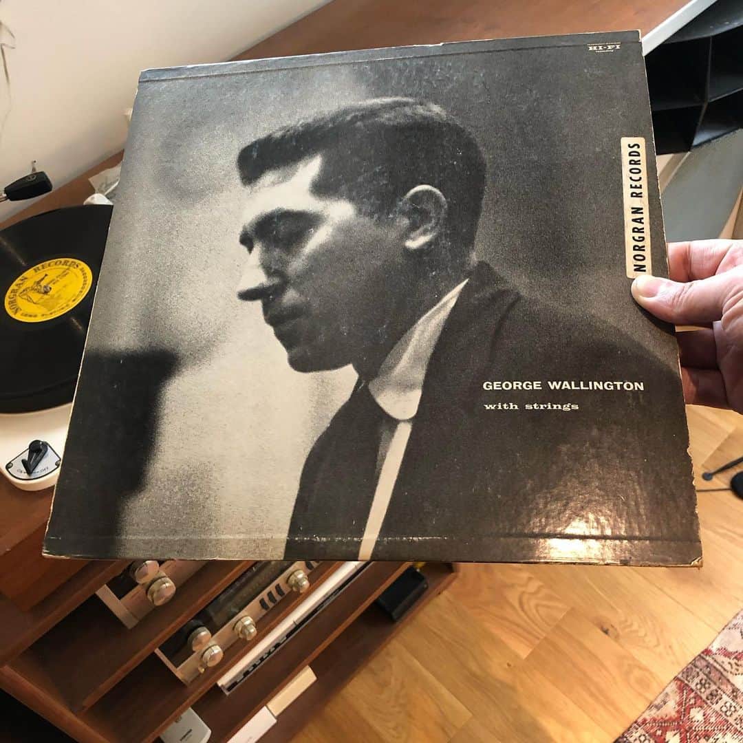 田中知之さんのインスタグラム写真 - (田中知之Instagram)「久々にレコードをジャケ買い。このご時世、レコード屋に行かずしてレコードを買えるのは助かる。1954年録音の『George Wallington with Strings』オリジナル MONO盤。音質はそこまで良くはなかったけれど、昨今の気分にぴったり。愛聴盤になりそう。 #stayhome  #stayathome  #vintageaudio  #monauralrecords」3月30日 13時14分 - tomoyukitanaka