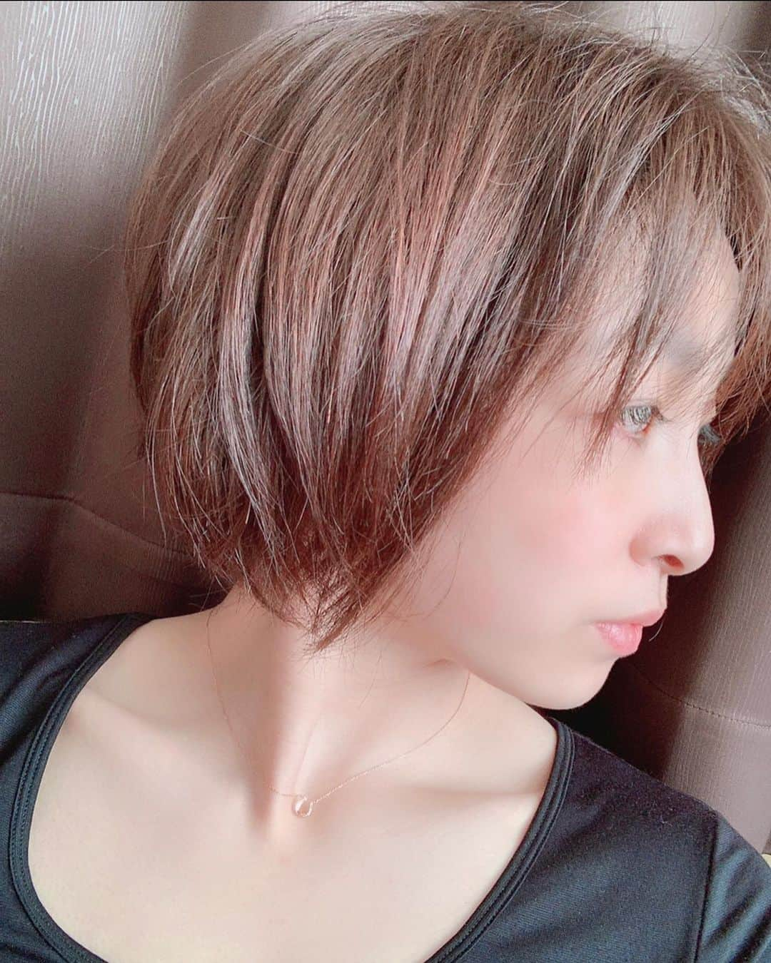 佐藤あり紗さんのインスタグラム写真 - (佐藤あり紗Instagram)「. . . 全身使えるオイル(´∀｀*) 一本で何役もしてくれるから 遠征の時荷物が減る👍NICE . . 少ない量で広範囲に伸びてくれるから コスパも👍NICE . 3枚目の寝癖からの4枚目🦰✨ 強い味方✌︎('ω')✌︎ . 足のあざ爆笑😂😂 . #ダイアンボヌール #dianebonheur #シャンプー #トリートメント #ファーミングシャンプー #ブルージャスミン #マルーラオイル #シグネチャーオイル #全身用オイル #ヘアオイル #オーガニックオイル #サボテンオイル #ロフト #ヘアケア #クラフト #ambassador #お洒落　#美容　#スポーツ　#アスリート　#ネイル　#nail  #佐藤あり紗　#佐藤あり紗愛用」3月30日 13時18分 - arisa_chu