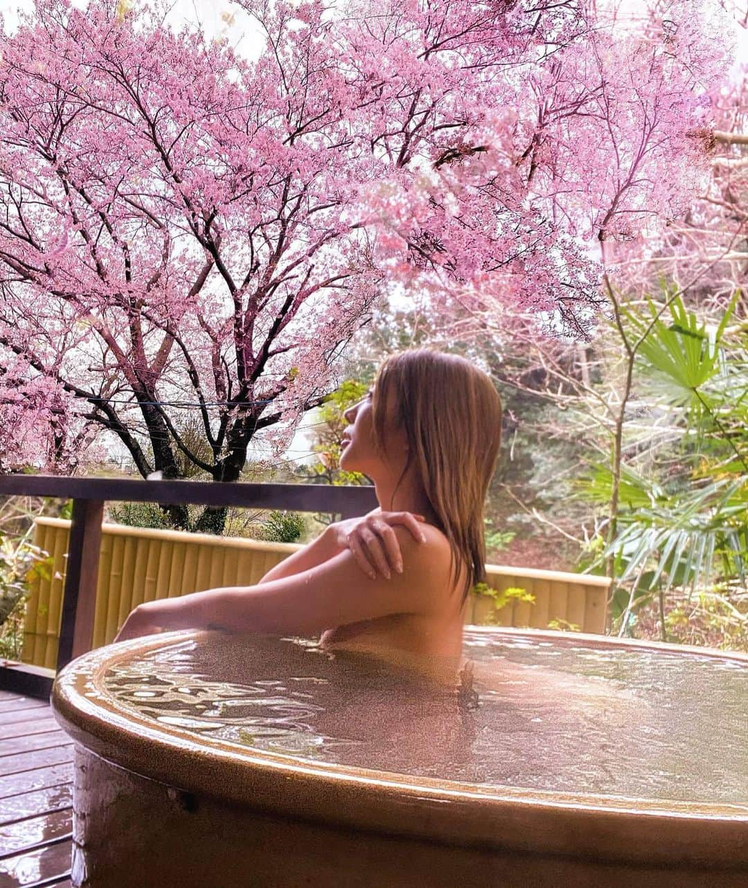 濱野りれさんのインスタグラム写真 - (濱野りれInstagram)「The memory of 'Hanami' which is a Japanese tradition of welcoming spring. Let me share the cherry blossoms of 2019 with HOPE for next year🌸 .. 今年は花見できなかったので 去年の桜のお裾分け🌸 来年は行けることを願って...🦢 月曜始まったけど なるべく'密'を避けてね生活してね💕 あ、りれぐらむとは引き続き密で お願いします🌸 .. ー #hanami#cherryblossom #sakura#sakuraseason#cherryblossomseason#beautifulnature#beautifulflowers#beautifulworld#springflowers#cheerup#onsen#hotsprings#naturephotography#ilovejapan#thisisjapan#桜」3月30日 13時31分 - riregram