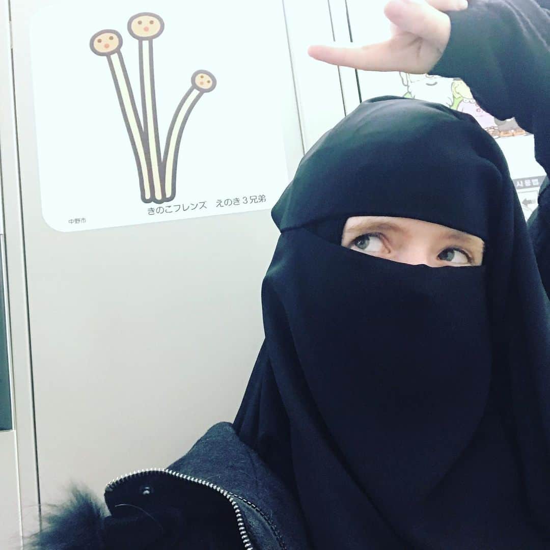 ミラのインスタグラム：「My favorite little guy in Nagano」