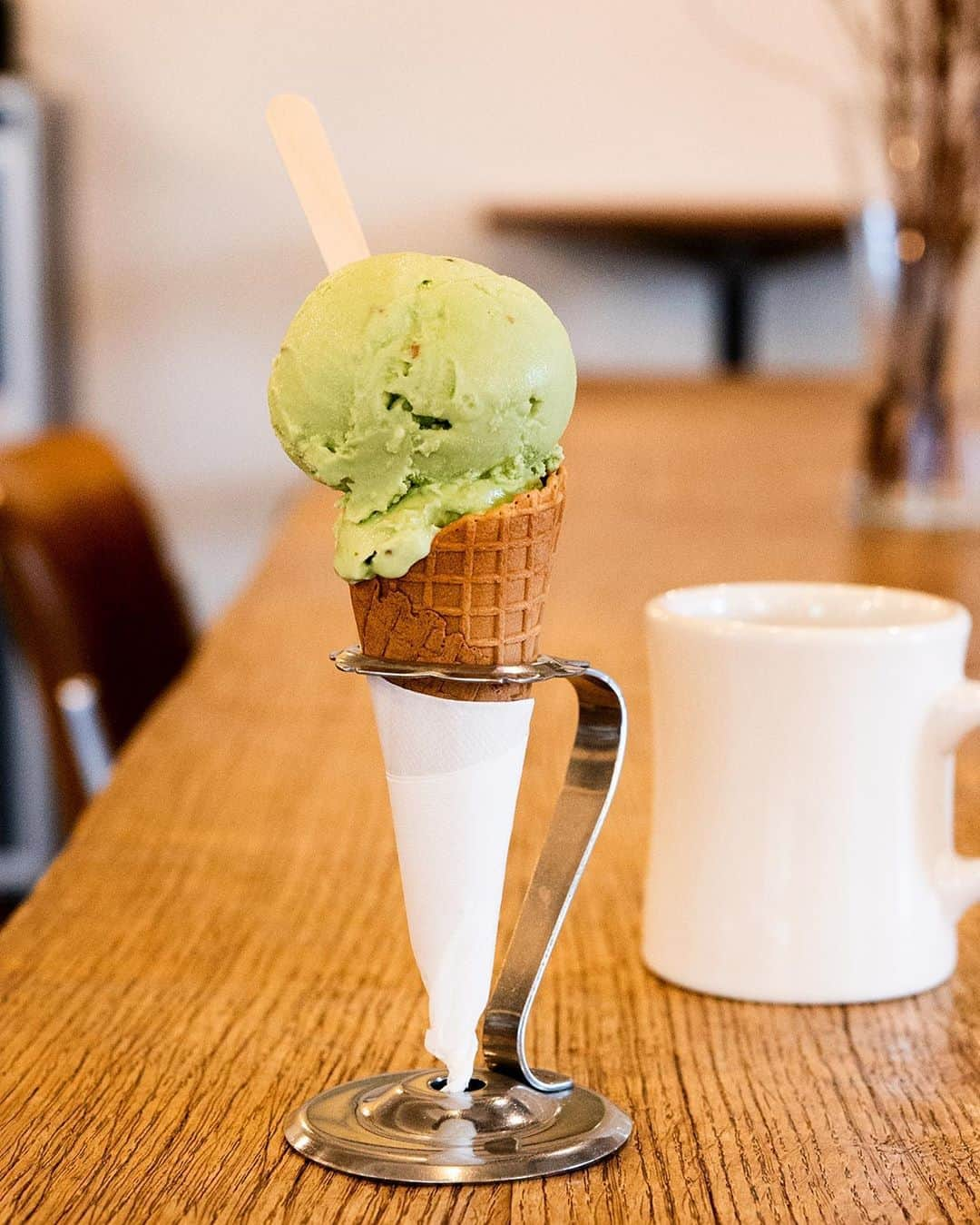 Hanako公式さんのインスタグラム写真 - (Hanako公式Instagram)「コーヒーとアイス片手にひと休み☕️﻿ ﻿ 〈Bridge COFFEE & ICECREAM〉の公園をイメージした店内は広く、ベンチを彷彿させる席と大理石のカウンターが印象的。子どもも気軽に来店できるようにと、用意されたアイスクリームは、塩キャラメルや季節のフレーバーも人気🍦﻿ ﻿ ⚠️現在、新型コロナ感染拡大防止のため、営業時間の変更や臨時休業をされているお店もありますので、ご注意ください。﻿ ﻿ 【Hanako_100人の大銀座発売!!】﻿ #Hanako #Hanako_magazine  #馬喰町ランチ #馬喰町カフェ #馬喰町グルメ #カフェ巡り #コーヒー好き #カフェ部 #ランチ部  #東京グルメ #東京カフェ #bridgecoffeeandicecream #photoby_yukomoriyama」3月30日 13時36分 - hanako_magazine