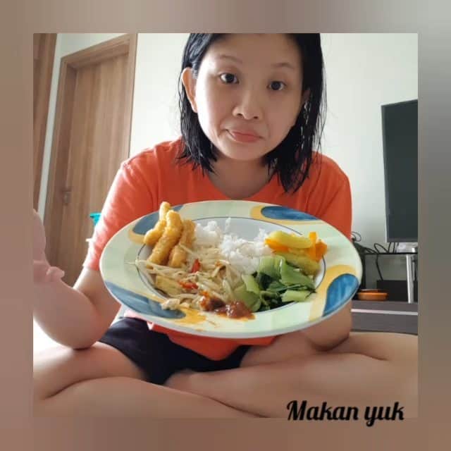 デビー・スサントのインスタグラム：「Kalian makan apa siang ini? 😁 Yang terganggu skip aja ya 😝 Lagi iseng soalnya ngak ada tmn mkn 🙈 • • #makansiang #stayhome #dirumahaja #sorryspam #homemadefood」