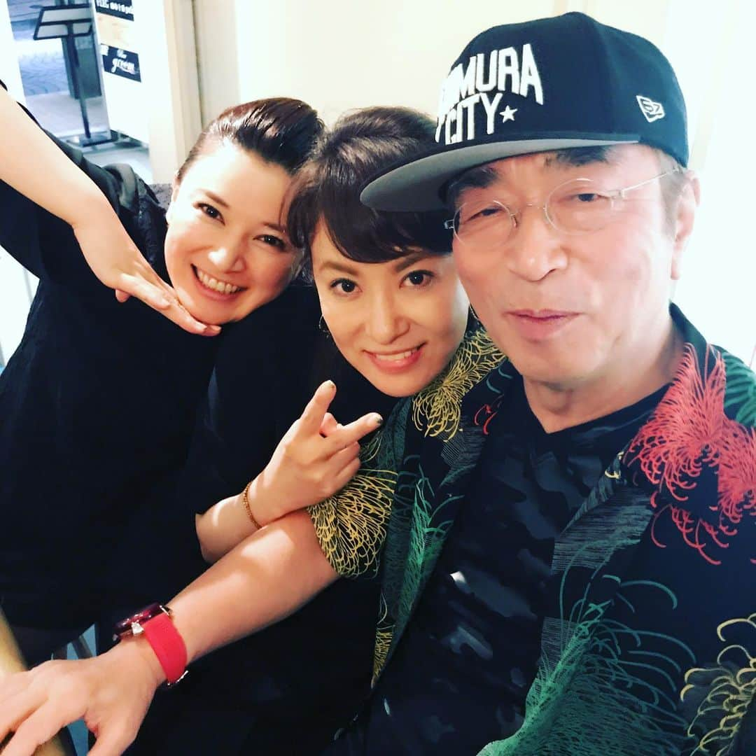 鈴木砂羽さんのインスタグラム写真 - (鈴木砂羽Instagram)「いつかの志村けんさん。 with和歌子ちゃん😆🍺 そしていつかの志村けんさんに 酷似過ぎと送られてきた画像と アホすぎるワタシとの コラボをご覧ください🤣 （お見苦しくてごめんなさい）  衝撃の笑いの数々。。 やっぱりね、ドリフ世代の ワタシたちはずっとこんな アホアホマインドが どこかにあって、 オトナになっても消えることなく、 ずーっとずーっと好きなんですよ。  偉大な日本のコメディアン。  今回、とてもとても ショックだったけど、、、 だいじょぶだぁ〜じゃないけど、、、 たくさんの笑いを ありがとうございます。  どうか 安らかに お休みください🌈👼💫💫💫👼🙏 #志村けん　さん #ドリフターズ世代 #アイ〜ン　😹😹😹 #バカ殿様　出てみたかったな。お局お中臈で😆」3月30日 13時42分 - bombon_sawa