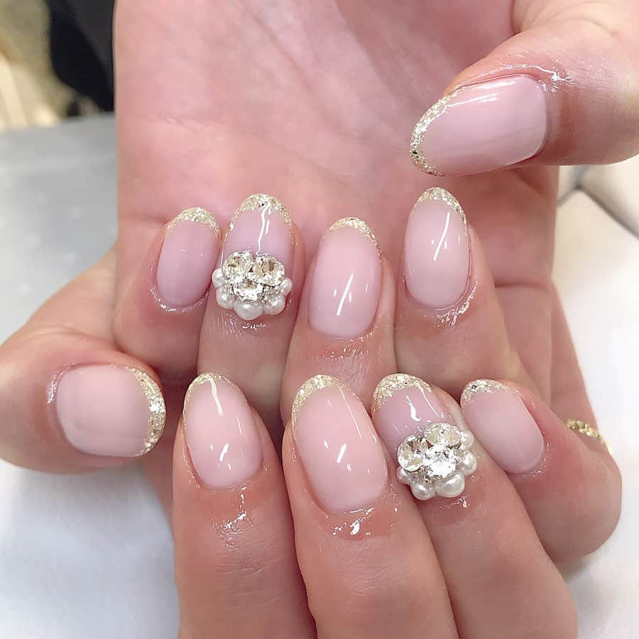 宮川杏奈さんのインスタグラム写真 - (宮川杏奈Instagram)「ネイルチェンジ💅💕 私にしてはめちゃくちゃシンプル🤭 ずっとやってみたかったゴリゴリのストーン💎 可愛すぎる⭕️ . #まどっちネイル  #ネイルチェンジ #ラメフレンチ #ラメネイル  #シンプルネイル  #大人ネイル #ネイル #ネイルデザイン  #ネイルサロン  #キラキラネイル  #キラキラ #nail #nailstagram  #naildesign  #nailart」3月30日 13時44分 - an1221na