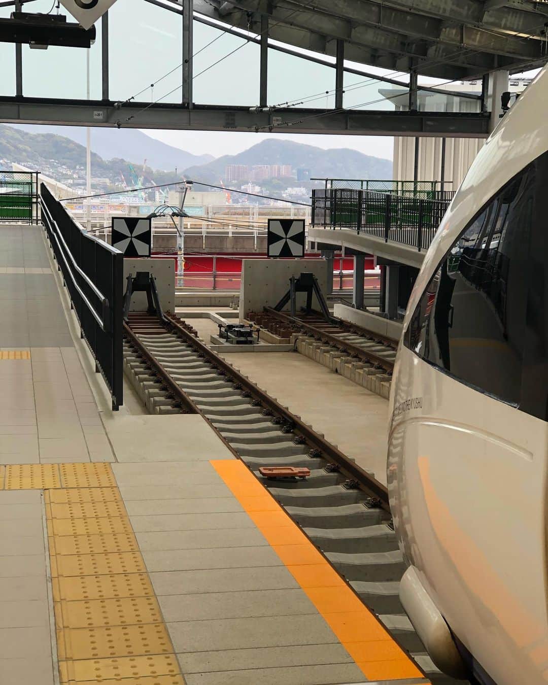 ク・ハラ　ファンアカウントさんのインスタグラム写真 - (ク・ハラ　ファンアカウントInstagram)「気分転換に新しくなった長崎駅に行って来たよ。周辺やコンコースはまだまだだったけど… 皆さんに是非おいで頂きたい！ #長崎 #NAGASAKI #長崎駅 #NAGASAKISTATION #終着駅 #新型電車 #稲佐山」3月30日 14時15分 - 0103_kxxhara