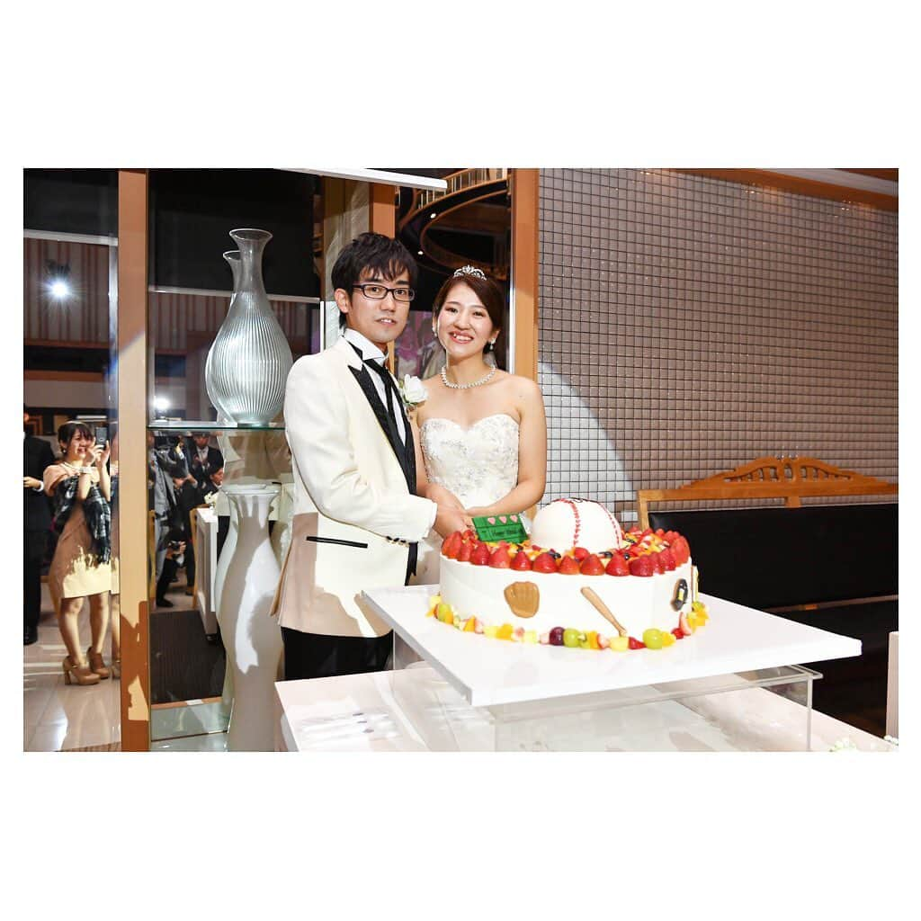 八雲迎賓館 【結婚式 パーティ 記念日 人生儀礼】福井さんのインスタグラム写真 - (八雲迎賓館 【結婚式 パーティ 記念日 人生儀礼】福井Instagram)「. . Wedding Cake♡ . . . 💍@yakumogeihinkan 🍰@vivant_fukui_sweets 📷@photo_linx . . #ウェディングケーキ #ウェディングケーキデザイン #ケーキデザイン #⚾ #野球ケーキ #野球ウェディングケーキ #フルーツ #フルーツケーキ #カラフル #ハート型ケーキ . #福井　#結婚式 #月灯り #八雲迎賓館 #ケーキ入刀 #ファーストバイト #演出 #新郎新婦 #卒花レポ #八雲の卒花さん」3月30日 14時11分 - yakumogeihinkan