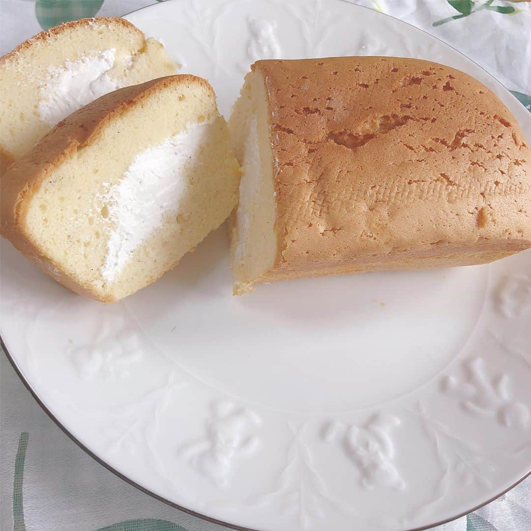 西川怜のインスタグラム：「この期間はお菓子作りやお料理を沢山しています☁︎︎⋆｡˚✩ お皿洗いとかもしたり、キッチンに立つ時間が長くなりました👀 . . 昨日はスポンジケーキミックスがあったので、それを使って 生クリームシフォンケーキを作ってみたよ😋 ふわふわで美味しかった💭 . . . #スイーツ #手作りお菓子  #シフォンケーキ」