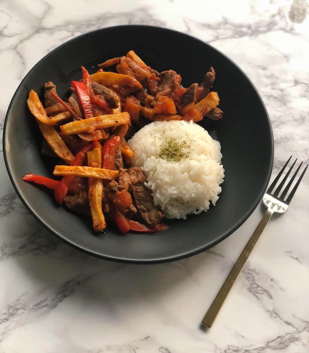 のインスタグラム：「Lomo saltado is one of the delicious dishes I had when I visited Peru a few years ago. It’s a celebrated dish that traces back to the the influx of Chinese immigrants in Peru that worked in the sugarcane and railroad industries. The soy sauce, ginger and stir fry method are distinctly Chinese while the addition of cumin and fries makes it Peruvian. It’s best to use aji amarillo pepper if you have access to but only used what I had in my pantry. Also used pilsner from @fallbrewingcompany instead of beef broth cuz’ ya gotta use what you already have! 🍺 Follow along in my highlights or story and to see how it’s done to make this comforting dish at home! #quarantinecooking」