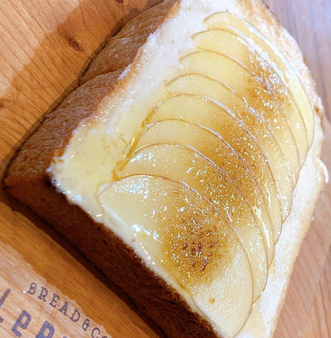 渕上沙紀さんのインスタグラム写真 - (渕上沙紀Instagram)「今日のフチっとクリック情報更新では、食パンをなんと4枚いただきました🤭 渕上パンブームに再び火をつけるような、食パンのこのルックス！ パンケーキみたいに輝いてます🤤  他にもいろいろ！！ スイーツ特集ですよん🌟  #渕上沙紀  #フチっとクリック情報更新」3月30日 14時22分 - saki_fuchigami