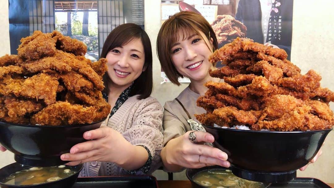 三宅智子さんのインスタグラム写真 - (三宅智子Instagram)「ゆりもりちゃんと群馬県渋川市にある「ニコニコ亭」さんで、ソースカツ丼を食べました！  ソースカツは、1〜30枚まで枚数選べるので、2人とも15枚にしました！  合計30枚！  甘辛なソースがしっかり染み込んだカツがヤミツキになる事間違いなしの美味しさでした！  YouTubeに動画公開してるので、皆様、是非是非ご覧下さい！  #ゆりもりちゃん #ニコニコ亭 #ソースカツ丼 #デカ盛り #群馬県渋川市 #youtube #動画公開中 #みんな見てね」3月30日 14時25分 - tomoko1121m