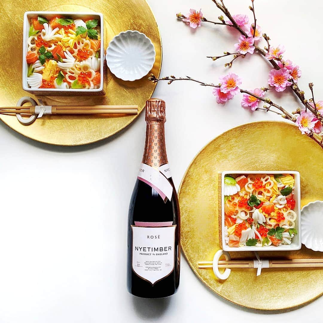 Candlewick Co., Ltd.さんのインスタグラム写真 - (Candlewick Co., Ltd.Instagram)「お家の中にも桜色を！ . 新鮮なラズベリーやサクランボのフレーバーなど果物の香りに溢れたナイティンバーのドライロゼのスパークリングワインはちらし寿司とのペアリングで味わってみてはいかがでしょうか。美しいサンセットピンクから、お花見気分がたっぷり！ . キャンドルウィックは @chinamisakamoto さんとこちらのスタイリングをコーディネートしました。 . Bring the pink inside! . This dry rosé sparkling wine by @Nyetimber with its creamy, round texture and refreshing redcurrant, raspberry and cherry flavours, is perfect to pair with Chirashi Sushi. . The beautiful sunset-pink color will have you feeling like you are sitting under a cherry blossom tree in full bloom. . Candlewick coordinated this food styling with @chinamisakamoto . #candlewickpr #tokyopr  #publicrelations #marketing #Nyetimber #PerfectlyBritish #Sakura #Spring #sushi #桜 #ナイティンバー #パーフェクトリーブリティッシュ #英国スパークリングワイン #お花見 #ちらし寿司 #お花見気分 #お家でお花見」3月30日 14時42分 - candlewick_jp