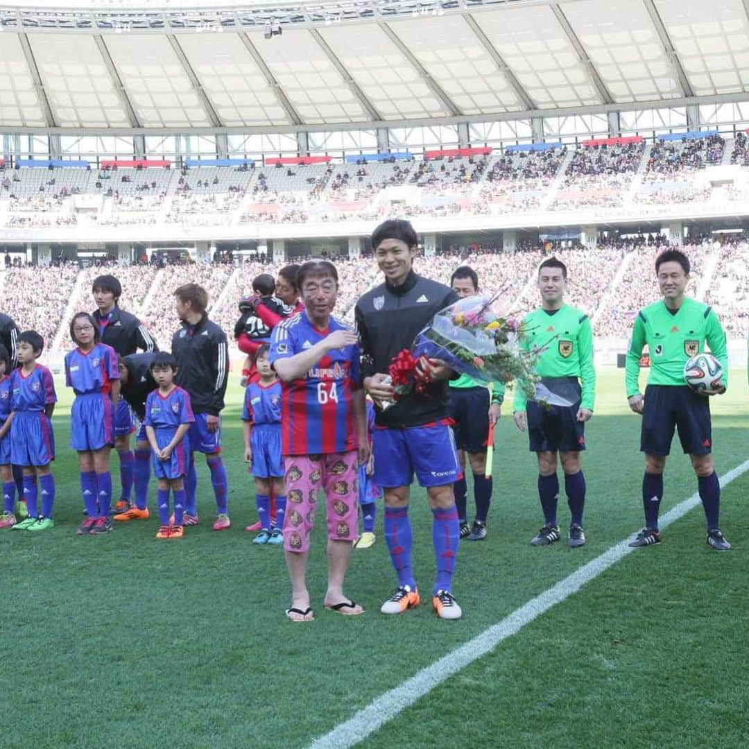 サッカーキングさんのインスタグラム写真 - (サッカーキングInstagram)「. 2014年3月8日 FC東京のホーム開幕戦に登場した東京都東村山市出身の"変なおじさん"。 スタジアムを盛り上げ、花束贈呈も行いました。 志村けんさんのご冥福をお祈りいたします。 . Photo by J.LEAGUE . #stayhome #志村けん さん #FC東京 #Jリーグ」3月30日 14時51分 - soccerkingjp