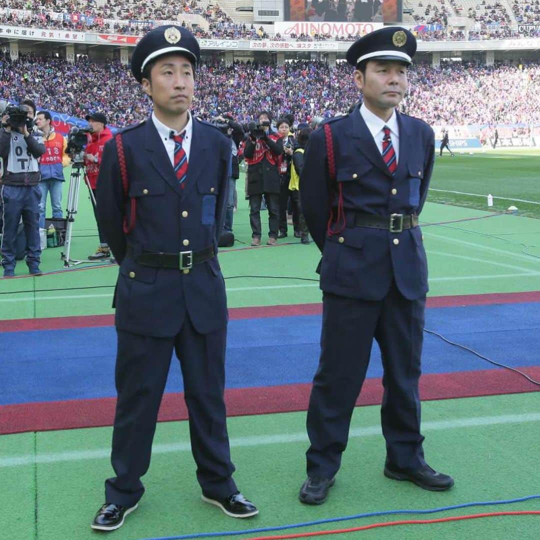 サッカーキングさんのインスタグラム写真 - (サッカーキングInstagram)「. 2014年3月8日 FC東京のホーム開幕戦に登場した東京都東村山市出身の"変なおじさん"。 スタジアムを盛り上げ、花束贈呈も行いました。 志村けんさんのご冥福をお祈りいたします。 . Photo by J.LEAGUE . #stayhome #志村けん さん #FC東京 #Jリーグ」3月30日 14時51分 - soccerkingjp