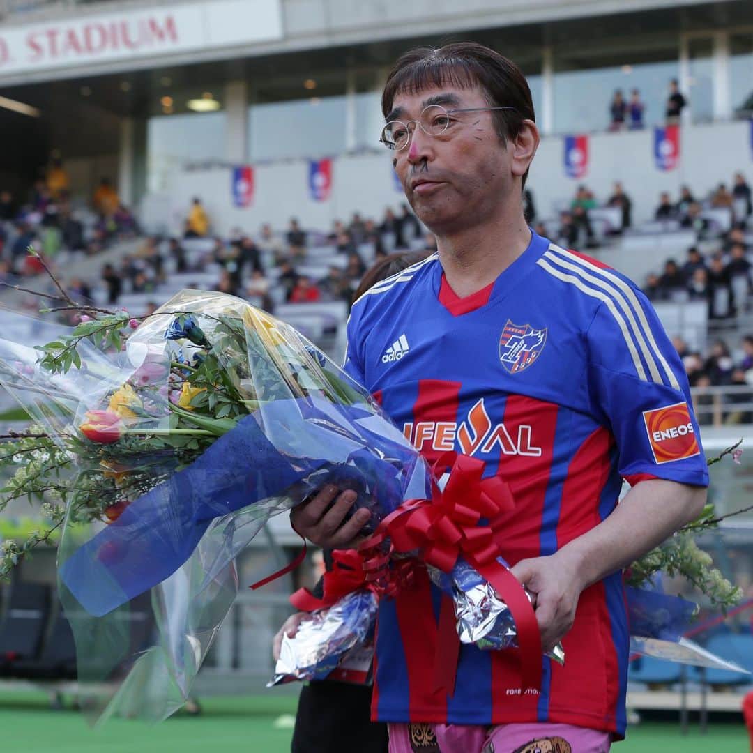 のインスタグラム：「. 2014年3月8日 FC東京のホーム開幕戦に登場した東京都東村山市出身の"変なおじさん"。 スタジアムを盛り上げ、花束贈呈も行いました。 志村けんさんのご冥福をお祈りいたします。 . Photo by J.LEAGUE . #stayhome #志村けん さん #FC東京 #Jリーグ」