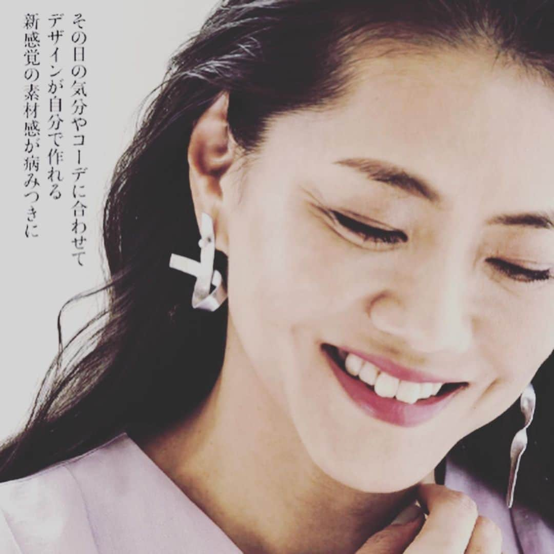 前田典子さんのインスタグラム写真 - (前田典子Instagram)「#HERS ４月号 グニョっと曲げたりネジったり 形が変えられるピアス #クロスボディバッグ  #軽量バッグ など 小物も充実 #ハーズグリーンレーベル  @hersgreenlabel_store」3月30日 15時08分 - maenorichang