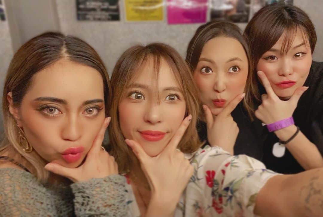 荒木さやかさんのインスタグラム写真 - (荒木さやかInstagram)「love my friends♡♡♡ こんな時だからこそ人の優しさが滲みたり、逆にむむっ？って思う時があるよね。。 私はスタンが天国に行ってから、みんなに助けられたので…🐶 この状況下でSNSから少しでもみんなに何かを届けられたらと…☺︎🤍 #みんなで乗り越えよ #試練です #loveisallyouneed」3月30日 15時19分 - araki_sayaka