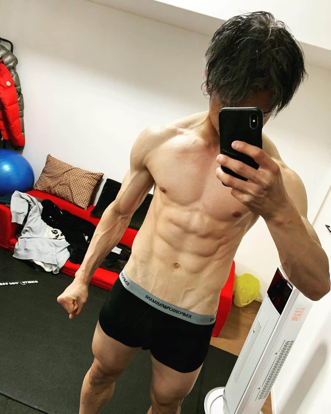 増山朝陽のインスタグラム：「work out🏋🏽🏋🏽🏋🏽 #stayhome  #家にいよう #筋トレしよう #腹筋ばきばきにしよう #腹筋ローラ #コロナに負けるな」