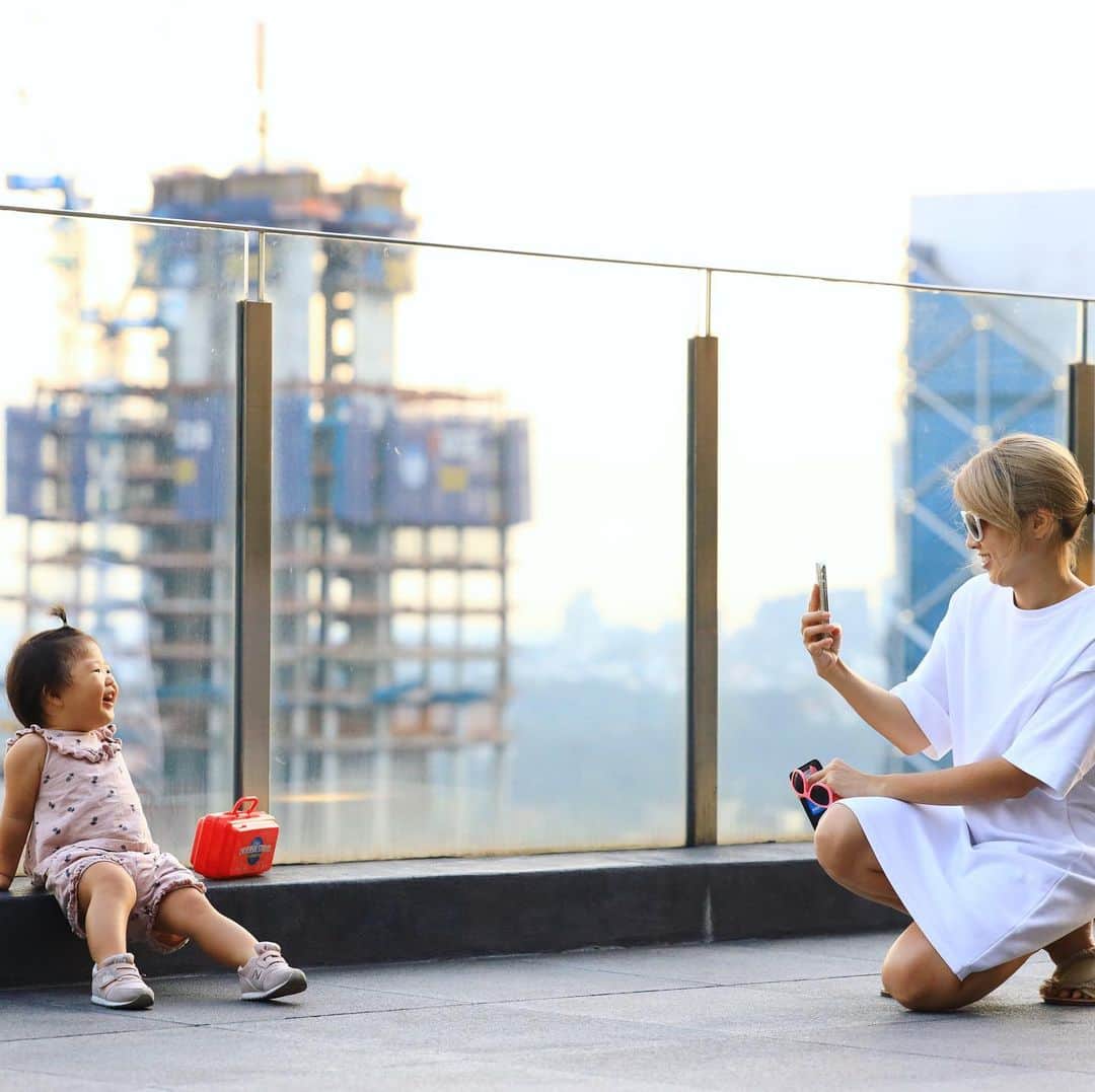 吉田ちかさんのインスタグラム写真 - (吉田ちかInstagram)「My little photographer lol﻿ Photo session at our rooftop! Pudding is great at aiming, but most of the time she forgets to hit the button haha Didn’t find this photo in my phone lol ﻿ ﻿ BUT she did manage to take a very unique photo of Osaru-san and me the other day! #swipe She directed it all by herself, telling us to go stand by the door then running to the other side of the room. Osaru-san and I have very few photos of the two of us, but I think we’ll have some more interesting ones going forth😉💕﻿ ﻿ 私の可愛いフォトグラファー❤️w﻿ ループトップで撮影会📸プリンの画角センスはいつもバッチリなんだけど、ほとんどの場合シャッターを押し忘れて撮影会が終わりますw この写真も携帯に残ってませんでした🤣﻿ ﻿ でも、先日、私とおさるさんのすごいツーショットを撮ってくれました！ #スワイプ しかも全部自分の演出で！ママとパパはドアのところに立ってとディレクションし、部屋の反対側まで走っていき、こんなユニークな一枚を撮ってくれました😊 私とおさるさんのツーショットってほとんどないのですがw これからは面白い写真が色々と増えそうです！﻿ ﻿ 週末に新しい動画をアップしたかったのですが、編集が間に合わず、今夜アップします！おさるさんEnglishです🐵 楽しくお勉強する企画なので、よかったら一緒にやってみてください❤️」3月30日 15時32分 - bilingirl_chika