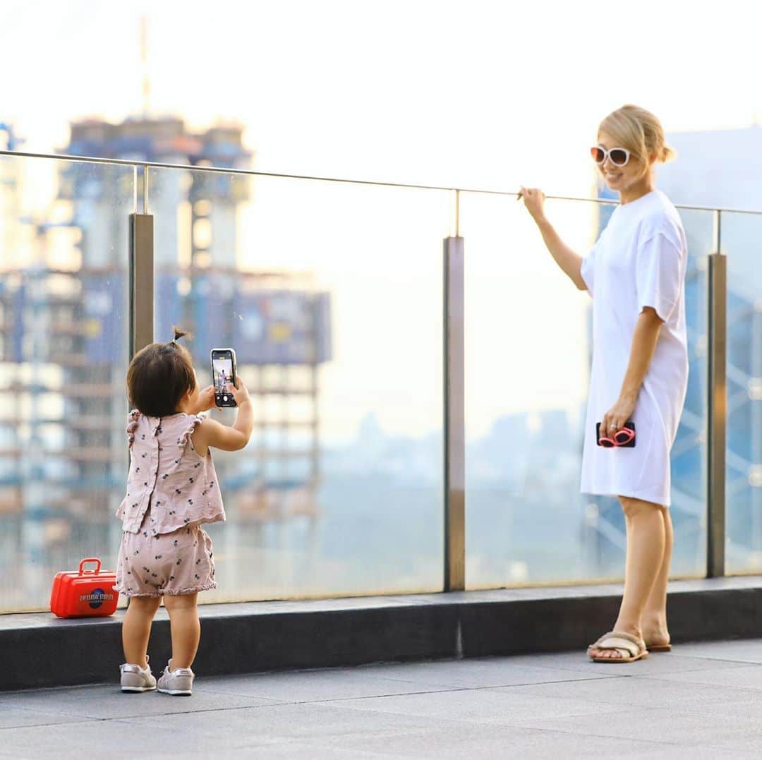 のインスタグラム：「My little photographer lol﻿ Photo session at our rooftop! Pudding is great at aiming, but most of the time she forgets to hit the button haha Didn’t find this photo in my phone lol ﻿ ﻿ BUT she did manage to take a very unique photo of Osaru-san and me the other day! #swipe She directed it all by herself, telling us to go stand by the door then running to the other side of the room. Osaru-san and I have very few photos of the two of us, but I think we’ll have some more interesting ones going forth😉💕﻿ ﻿ 私の可愛いフォトグラファー❤️w﻿ ループトップで撮影会📸プリンの画角センスはいつもバッチリなんだけど、ほとんどの場合シャッターを押し忘れて撮影会が終わりますw この写真も携帯に残ってませんでした🤣﻿ ﻿ でも、先日、私とおさるさんのすごいツーショットを撮ってくれました！ #スワイプ しかも全部自分の演出で！ママとパパはドアのところに立ってとディレクションし、部屋の反対側まで走っていき、こんなユニークな一枚を撮ってくれました😊 私とおさるさんのツーショットってほとんどないのですがw これからは面白い写真が色々と増えそうです！﻿ ﻿ 週末に新しい動画をアップしたかったのですが、編集が間に合わず、今夜アップします！おさるさんEnglishです🐵 楽しくお勉強する企画なので、よかったら一緒にやってみてください❤️」