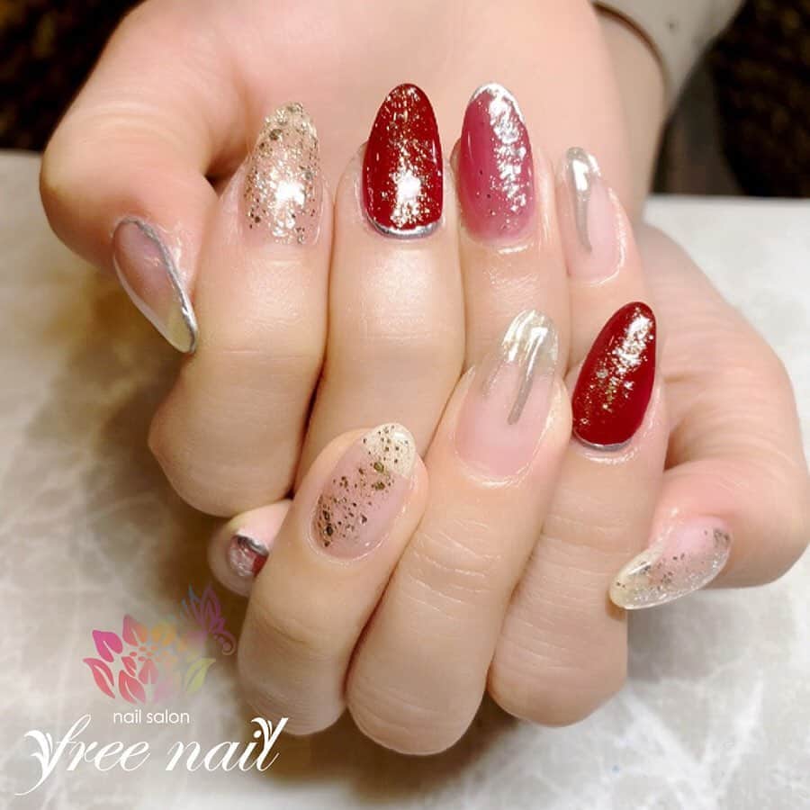 free nail フリーネイルのインスタグラム：「. お客様ネイル💅🏻🌸 . 大人ニュアンスネイル🌹✨ . 深いレッドがおしゃれ🌝💄 . ご来店ありがとうございました🙇🏻‍♀️🙇🏻‍♀️🙇🏻‍♀️💗 . #ネイルアート #ジェルネイル #ネイルサロン #大阪ネイルサロン #ネイルデザイン #ネイルチェンジ #ニュアンスネイル #メタリックネイル #ラメネイル #クリアネイル #レッドネイル #ピンクネイル #デザインネイル #トレンドネイル #シンプルネイル #大人ネイル #ロングネイル #春ネイル #springnails #nailsart #nailsdid #美甲 #日式美甲 #日式美甲胶 #日本美甲师 #日本美甲老师 #美甲上课 #日本胶 #フリーネイル #freenail」