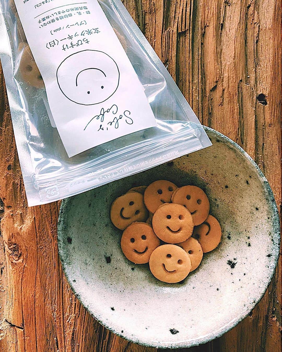 大出千尋さんのインスタグラム写真 - (大出千尋Instagram)「. 3時のおやつ🍪 . @toru_hatta さんの器と、大好きなちびすけ玄米クッキー 卵・乳・白砂糖を使わない、やさしい玄米クッキーで、美味しい♡ . このにこちゃんの様に、一刻も早く、世界中に笑顔が戻りますように。 . #ちびすけ玄米クッキー#惣兵衛#八田亨」3月30日 15時42分 - chihiro_1208_offi