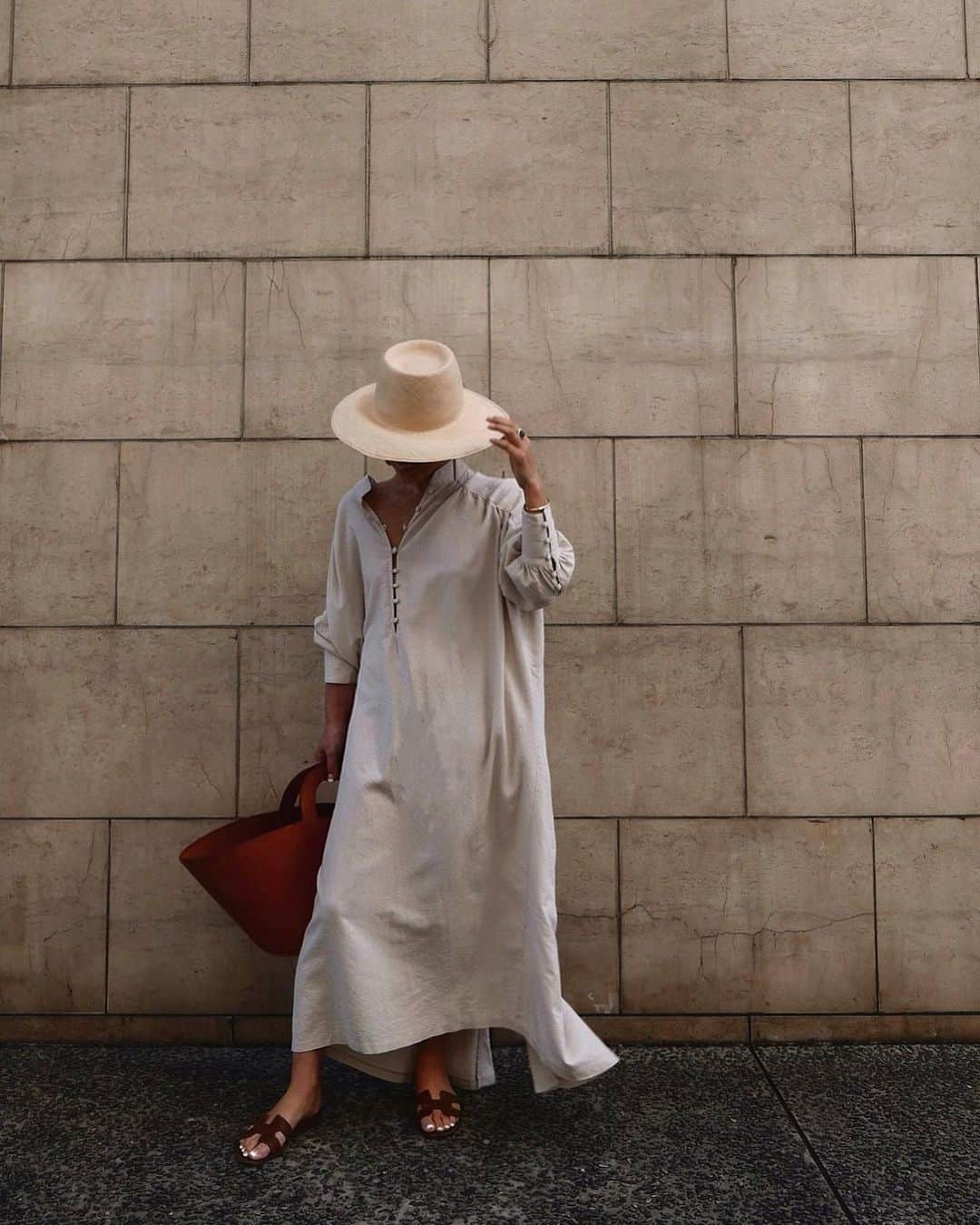 JUNNAのインスタグラム：「今夜はハットとヘアアレンジの 「my kinda days...」YouTubeを更新します☺️ ・ ・ 写真は marihoja × ETRE TOKYO  #アーチダウンパナマブリムハット　発売中 ・ チャンネル登録してね✨ ・ ・ ・ ・ 【新作発売スケジュール】 📌ETRÉ TOKYO  毎週木曜日19:00 📌ZOZOTOWN  毎週金曜12:00 📌ELLESHOP  毎週土曜8:30  #only #etretokyo#2020etre_ss #バックオープンギャザーワンピース」
