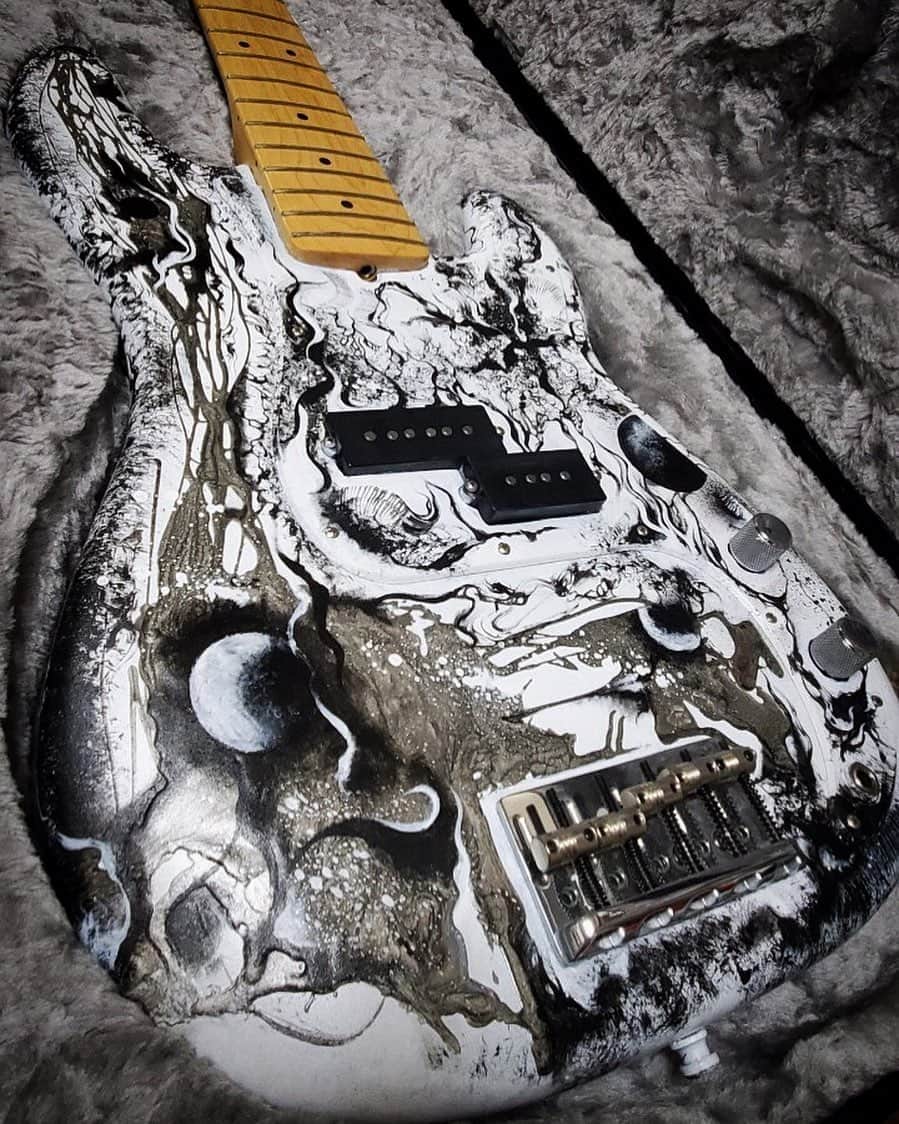 Ju-kenのインスタグラム：「友達が紹介してくれたアーティストが、楽器をアートに変えてくれた♫  Thanxxx maxxx @yuco_artrick ✨  興味ある方はぜひ、相談してみたら良いんじゃない？ きっと世界に一つしか無い、最高の逸品に生まれ変わるとおもうよ🌏  #art #bass #drawing」