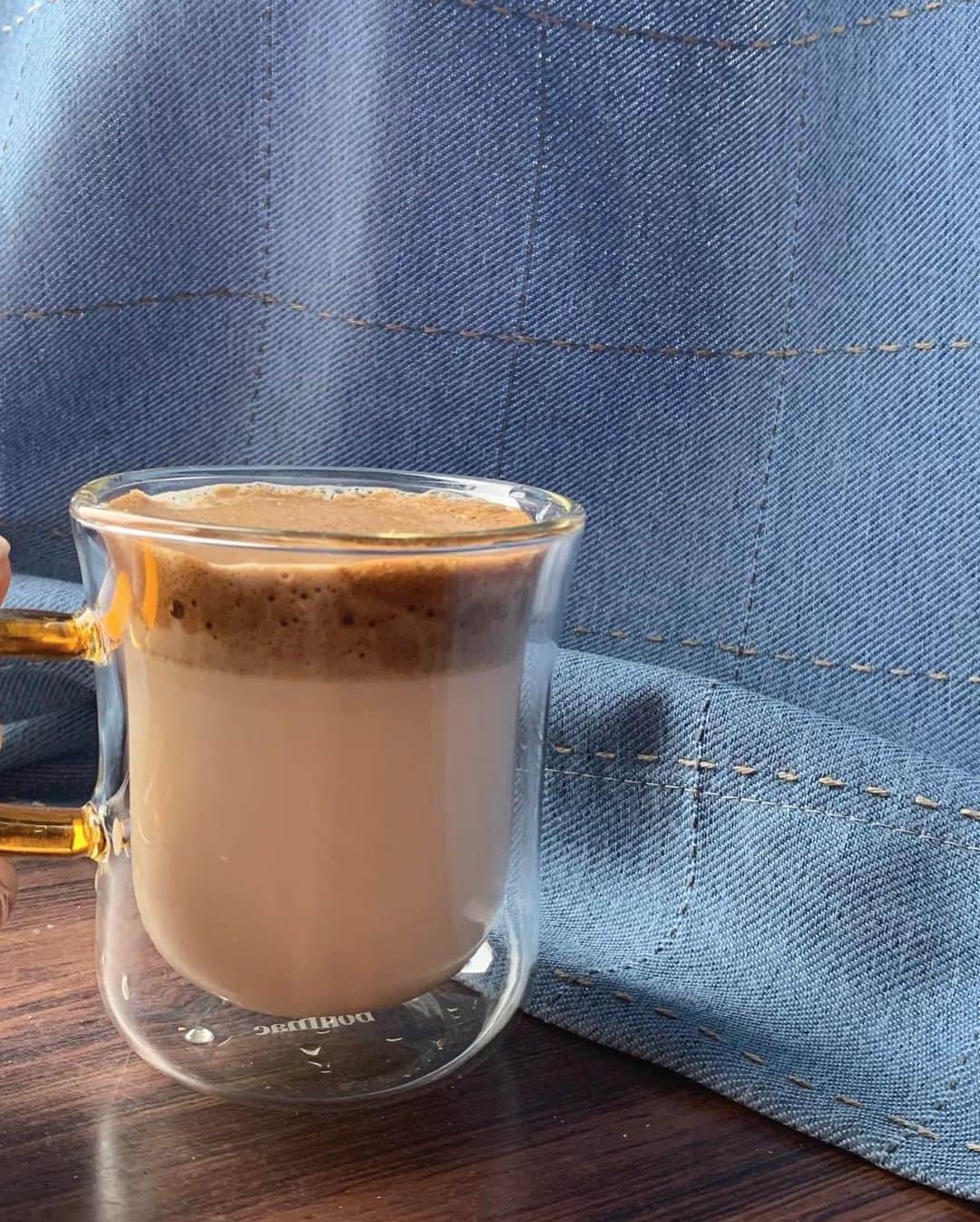 藤川らるむさんのインスタグラム写真 - (藤川らるむInstagram)「お家で#ダルゴナコーヒー  つくってみたよ☕️ . 今はカフェには行けないからお家で#ダルゴナコーヒー を作ったんだ〜🧸 材料は コーヒー 1 お砂糖 1 お水 1 の割合で全部混ぜるだけ！ ホイップになるくらいまで👼 すっごく簡単だったから作ってみてねー！😪 . . . . #おうちカフェ #藤川らるむ #おうちカフェ部 #おうちコーヒー #ティータイムを楽しむ #だるごなこーひー #카페투어 #인스타푸드 #핵맛#카페투어 #얼스타그램 #タルゴナコーヒー」3月30日 16時04分 - ralumu_00