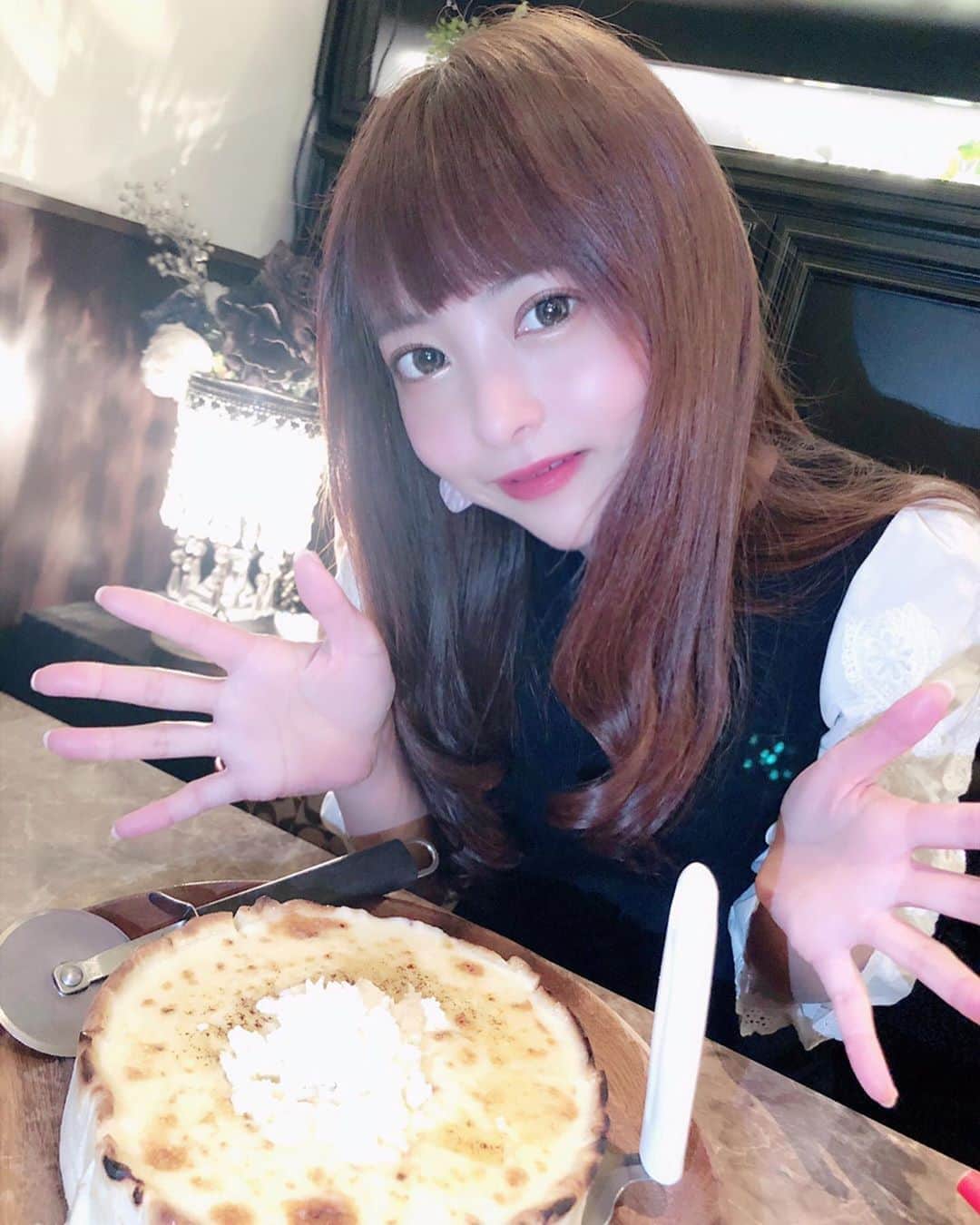 のインスタグラム：「この前 ark新宿東口店さん  @meat_and_cheese_ark で 蜂蜜チーズのシカゴピザを食べました🍕  チーズがすごくのび〜る🧀 感動🥰💕 しかもチーズの美味しさたっぷりで、期待を裏切らない満足感でした❤️店内も居心地が良かったよ🐱✨ #ark新宿東口店 #蜂蜜チーズシカゴピザ #新宿グルメ #新宿ピザ #新宿ディナー #新宿シカゴピザ #シカゴピザ #pr #コラボベース」