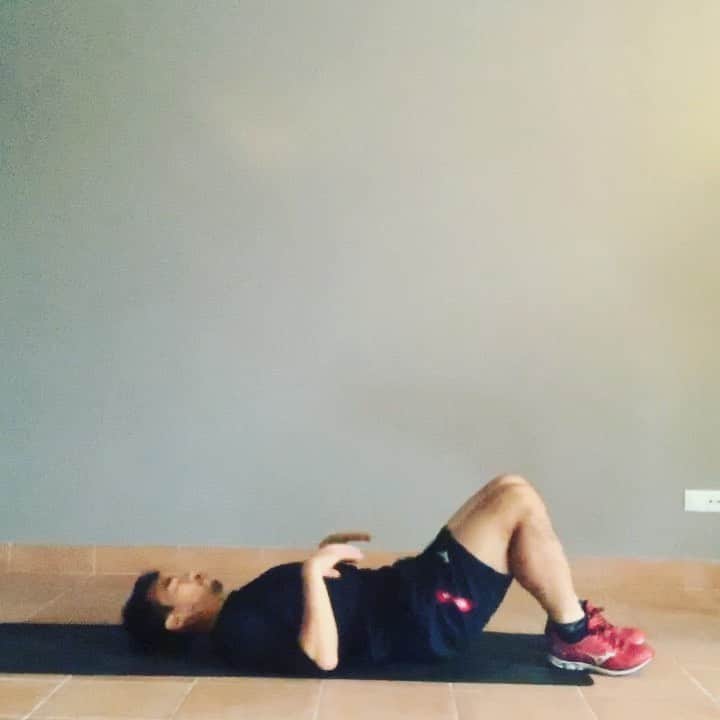 岡崎慎司のインスタグラム：「Training Video day 6  #ステイホーム#家にいよう 16. ハムストリング補強 　両膝を曲げた状態で仰向けに寝る。そこから軽く腰を浮かし、片方の脚を伸ばし、支えている脚の膝の高さを合わせる。ここから支えている脚の臀部を上方に持ち上げ、膝から頭が一直線に 　なるところまで持ち上げる。 17. 操り人形体操 　足と手を開脚しながらリズミカルに軽くジャンプする。この時は手と足のタイミングを合わせるようにする 18. 腿上げ 　3× 　その場で行う。1本目は80％、2本目は90％、3本目は100％の回転数で行う。20秒間の時は40秒間レスト、25秒間の時は35秒レスト、30秒間の時は30秒レスト #杉本龍勇 #杉本メソッド#体を動かす」
