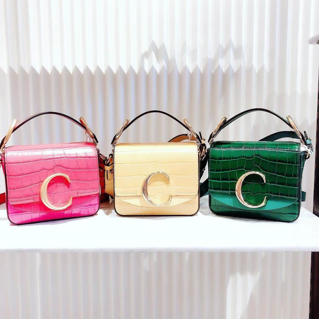 のインスタグラム：「【Chloe】 明日、最終日となるChloe FAIR💫 人気のChloe Cミニバッグはカラーバリエーション豊富です😍 対象商品お求めの方へのスペシャルノベルティも残りわずか🎁✨ ぜひ、この機会にご覧くださいませ😊  #chloe #chloebag  #chloewallet  #クロエ #クロエバッグ #新潟市 #古町 #ビジュースリーク #bijouxthreec #クラッシュアンドカンパニー」