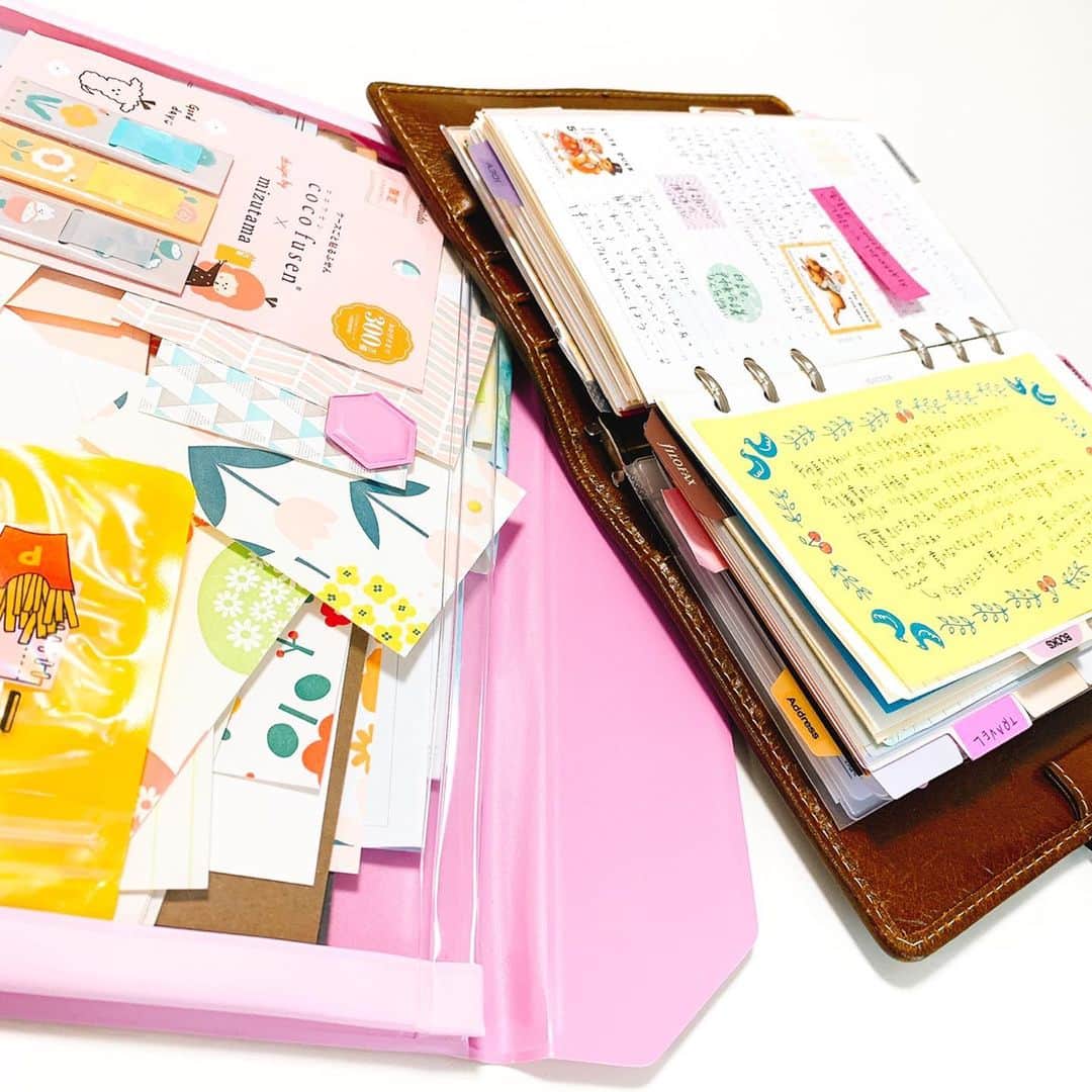 しあわせはんこさんのインスタグラム写真 - (しあわせはんこInstagram)「マルデンと、可愛い紙もの入れてる ピンクの　#フラッティ  こういう時は、家で手帳タイムですね🖋  ぺたんこでしっかりしてるので、 カバンにスマートに入るので お気に入り。  #バイブルサイズ  #ファイロファックスマルデン  #システム手帳バイブルサイズ  #システム手帳」3月30日 16時27分 - siawasehanko