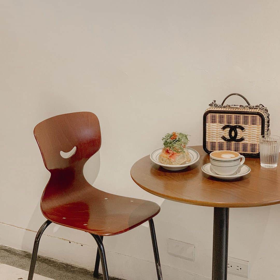 徐琁さんのインスタグラム写真 - (徐琁Instagram)「午餐🤎 （椅子也在笑特萌）」3月30日 16時37分 - cos55555