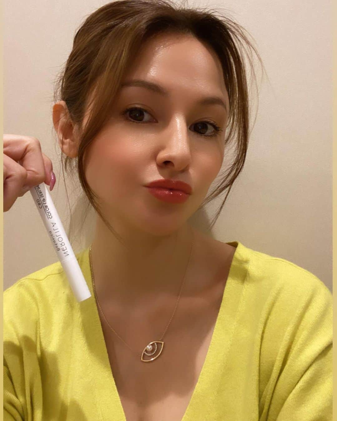 橋本麗香のインスタグラム：「@kazukovalentine さん プロデュースの#nerolilabotanica から CBDオイルと植物エキスをブレンドした #CBDリップ　の誕生です。 透明感があり艶やかな質感は 着けるだけで微笑みが溢れ出し 心地よさと気品を身に纏う様な麗しき 心地になります。 ． 開発への愛と情熱、女性性を 自分自身に取り込む事が出来る 美しきアイテム🦚 ． 家に居てもさっとひと塗り どこでもセルフケア🌏❤️」
