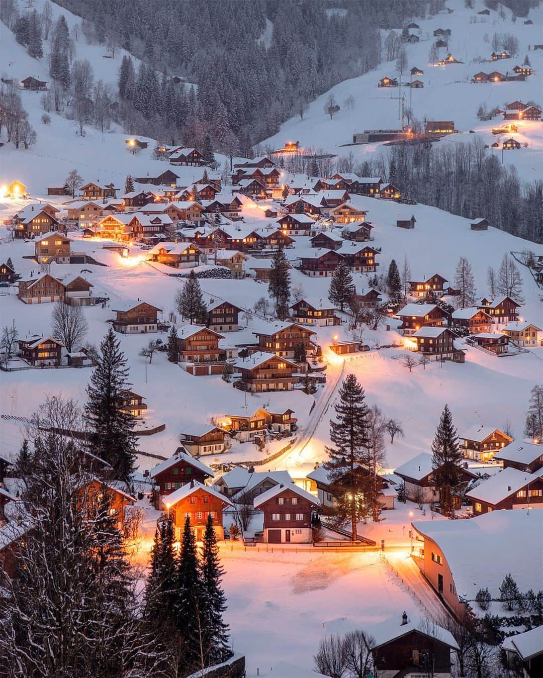 Awesome Wonderful Natureさんのインスタグラム写真 - (Awesome Wonderful NatureInstagram)「Grindelwald, Switzerland @grindelwald_eiger #grindelwald . Photo by @kyrenian」3月30日 16時49分 - fantastic_earth
