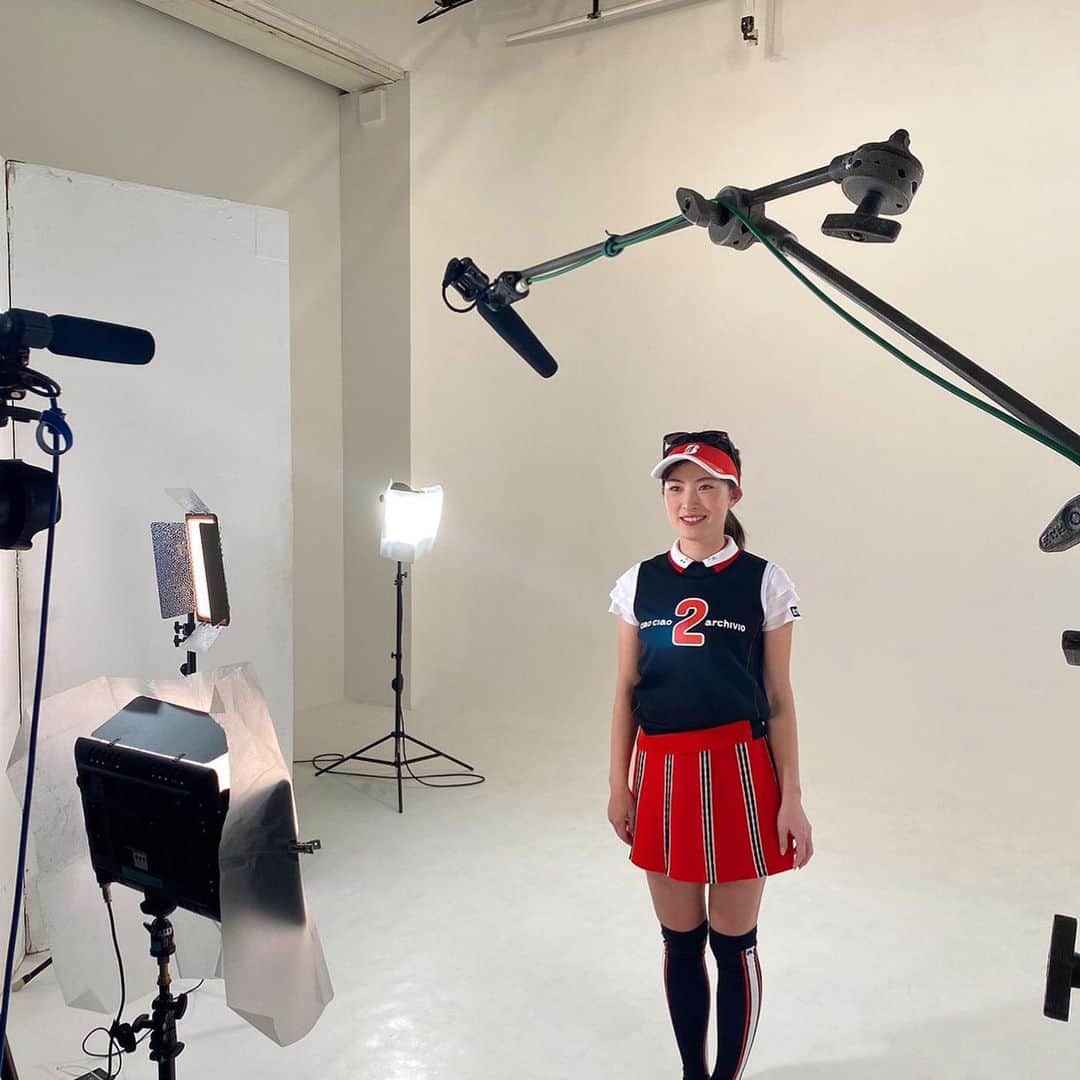 植手桃子のインスタグラム：「・ スタジオでの撮影でした🎥 ・ 何の撮影かはお楽しみに🤪💗 ・ 2個目の動画の撮影者はれいなさん😆💕 ・ #スタジオ撮影 #アルチビオ #ゴルフ」
