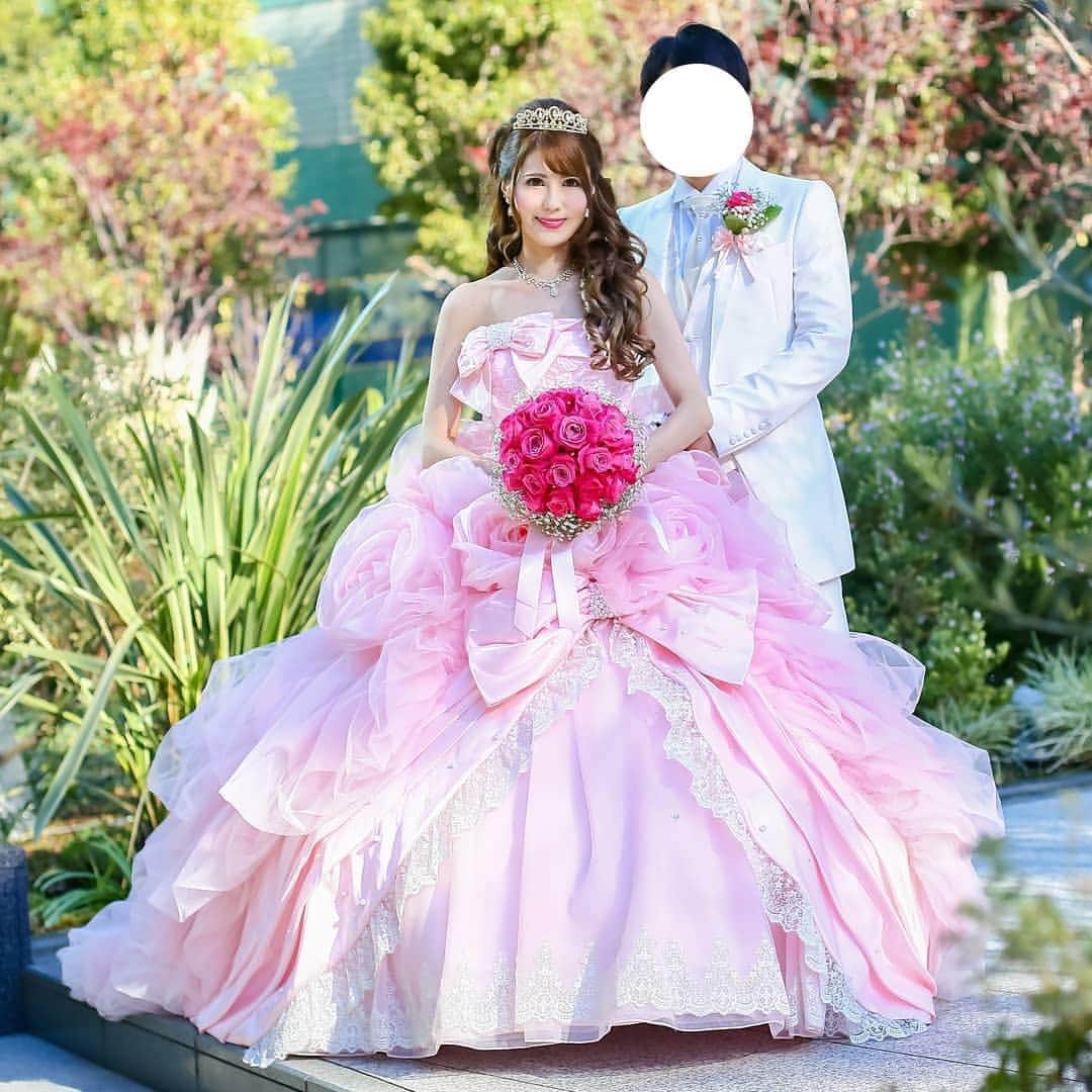 愛ロイヤルウェディングさんのインスタグラム写真 - (愛ロイヤルウェディングInstagram)「@moe_wedding1122  結婚式や後撮りフォトプランなどでご来店頂いているお客様です。 お二人ともどの衣裳も素敵に着こなしていらっしゃいます。 とてもよくお似合いです！ . . 🌹👰🌹 【2018.12.18 愛ロイヤルウェディング後撮り】 * 結婚式当日にも着た、 大好きなシェーナドゥーノの ピンクのドレスを着て・・・💕 . 森の中にいるような感じが、 オーロラ姫みたいでお気に入りです💕 . 愛ロイヤルウェディングのフォトプランで、 また大好きなドレスを 着ることができて幸せでした～😭💓 . ボリュームがあったり、 ゴージャスで華のあるドレスだったり (シェーナドゥーノ、キヨコハタ、 バービーブライダルetc・・・🎵)がお好きな方に 特にオススメなドレスサロンです👏✨ . . こちらは寒中お見舞いにも使いました！笑 . 年賀状は結構毎年こういう感じで 近況報告も兼ねて夫婦の写真を載せるので、 何気に楽しみにしてくれている 優しい会社の方やお友達もいたり🤭✨笑 . . 冬のお外での撮影は寒いですが、 ドレスを着られる嬉しさの方が勝って それほど寒いとは思いませんでした✨ . 寒いところでの撮影の方が お肌がキュッと引き締まって いい感じに写りますし、 メイクも崩れにくいので私は好きです😊💕 . それから彼も私も、髪の毛が風でぶわぁっと なるのが好きではないので🥺、 撮影日は晴れていて、 さらに風のない日で幸せでした✨笑 . . ステキな写真がたくさんあり過ぎて、 どれから載せようか迷っていたら 1年経ってしまいましたが、 少しずつ記録として残していけたらいいな💕 . 最近暗いニュースが多いので、 気持ちで負けないように 少しでも明るい写真をpostできたらと思います😊 * * * 🥀本アカウント🥀➡@moe_aurora . #Moeディズニープリンセスウェディング  #Moe後撮り ﾟ＊.｡.＊ﾟ＊.｡.＊ﾟ＊.｡.＊ﾟ＊.｡.＊ﾟ＊.｡.＊ﾟ＊.｡.＊ﾟ ﾟ＊.｡.＊ﾟ＊.｡.＊ﾟ＊.｡.＊ﾟ＊.｡.＊ﾟ＊.｡.＊ﾟ＊.｡.＊ﾟ #後撮り #愛ロイヤルウェディング #フォトウェディング #ピンクドレス #ロングトレーン #ディズニー #ディズニーウェディング #卒花嫁 #シェーナドゥーノ #神田うの #アニ嫁 #オーロラ姫 #シンデレラ #ブシュロン #ウェディングニュース #プラコレ #dressy花嫁 #marry花嫁 #wedding #weddingphoto #BENIR #princessaurora #Cinderella #pink #disney #Tiffany #boucheron #marryxoxo」3月30日 22時21分 - airoyal.wedding