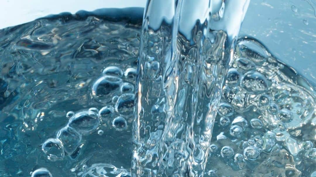 BRITA Japanさんのインスタグラム写真 - (BRITA JapanInstagram)「【ペットボトルの寿命は最高400年】 健康な成人は毎日、体重1kgにつき約35 mlの水が必要です。体重50kgの人は1.7L、60kgであれば2.1Ｌ、70kgでは2.4L、80kgなら2.8L必要ということになります。 基本的に、体重が多いほど必要な水分量も増えていきます。そして、この水をペットボトルに入った水で摂取するとしたら、年間でどれぐらいのペットボトルを排出しているのでしょう？▶BRITAサイト内でチェックできます＾＾ 実は、このペットボトル、自然が分解するまでに最高400年もかかります。それまでに、海洋動物が、プラスチックのゴミを飲み込んで死んでしまうなど、食物連鎖で私たち人の生活にも影響を及ぼします。 BRITA製品を愛用されている方には、このペットボトルのゴミを減らすために、BRITA製品を手に取られた方も多くいらっしゃいます。そんな想いに少しでも力になれたらいいなと思います＾＾」3月30日 17時00分 - brita.japan